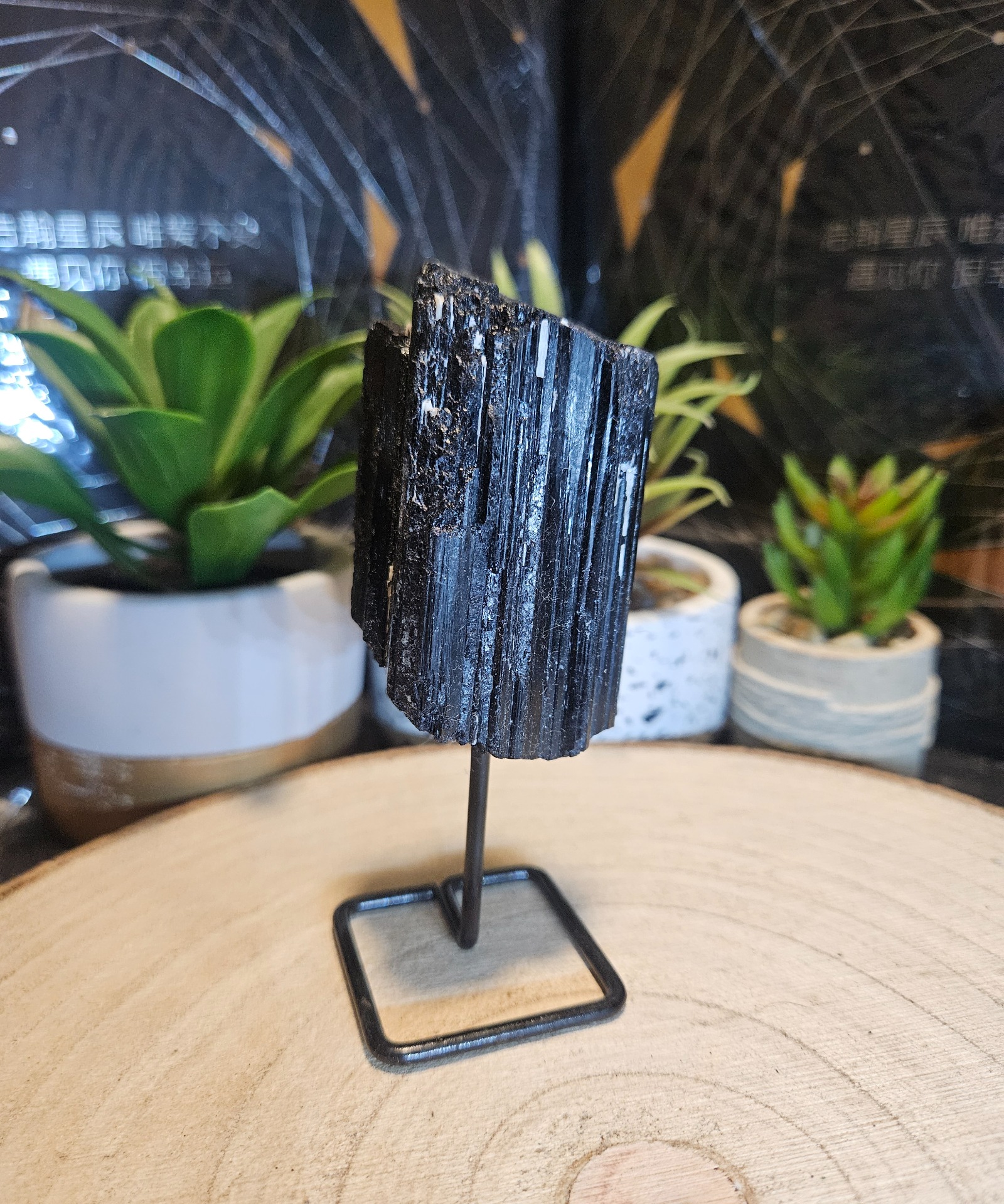 Imperial Obelisk – Strážca nočného trónu (Čierny turmalín na stojane)