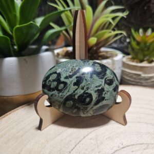 Imperial Kambaba Jasper Peace Palm Stone "71" – Jaspis Kambaba rituálna hmatka (71g / 6cm)