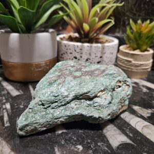 Imperial Green Muse 412 surový fuchsit so zeleným leskom pre rituálnu regeneráciu a zdravie