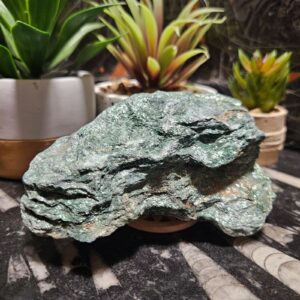 Imperial Green Muse 559 masívny surový fuchsit pre rituálnu mágiu a zdravie
