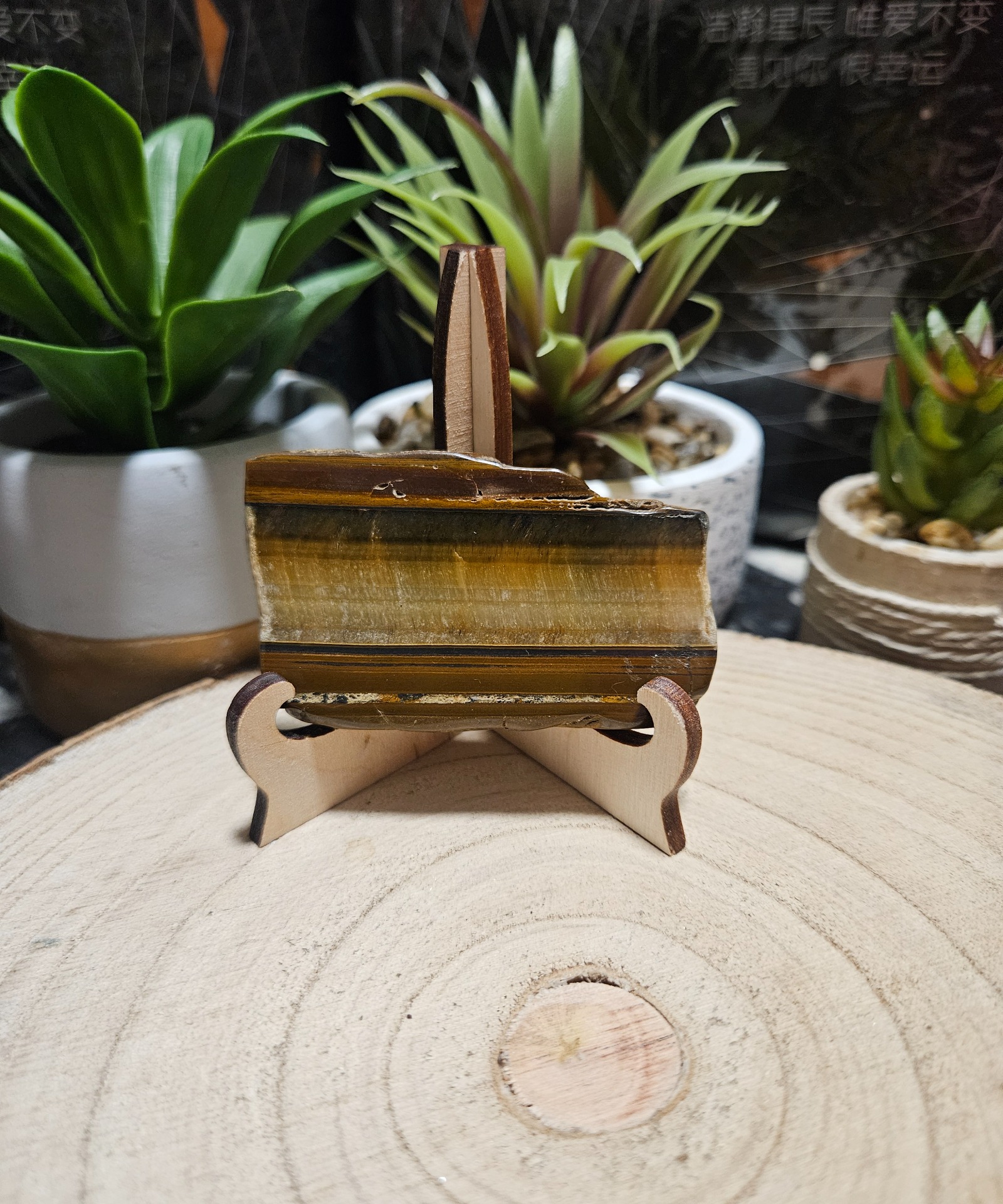 Imperial Tiger’s Eye – Zrkadlo odvahy (Prírodný brúsený minerál Tigrie oko – plátok, 7x4 cm, 65 g)