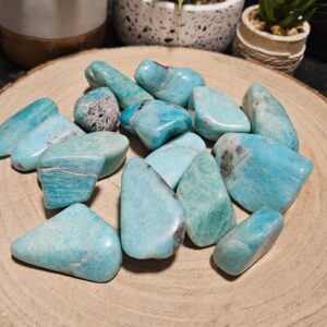 amazonit kamen do dlane surovy lesteny freeform earth-peace amulet tyrkysovy mineral slobodny tvar krcna cakra imperial-mineral