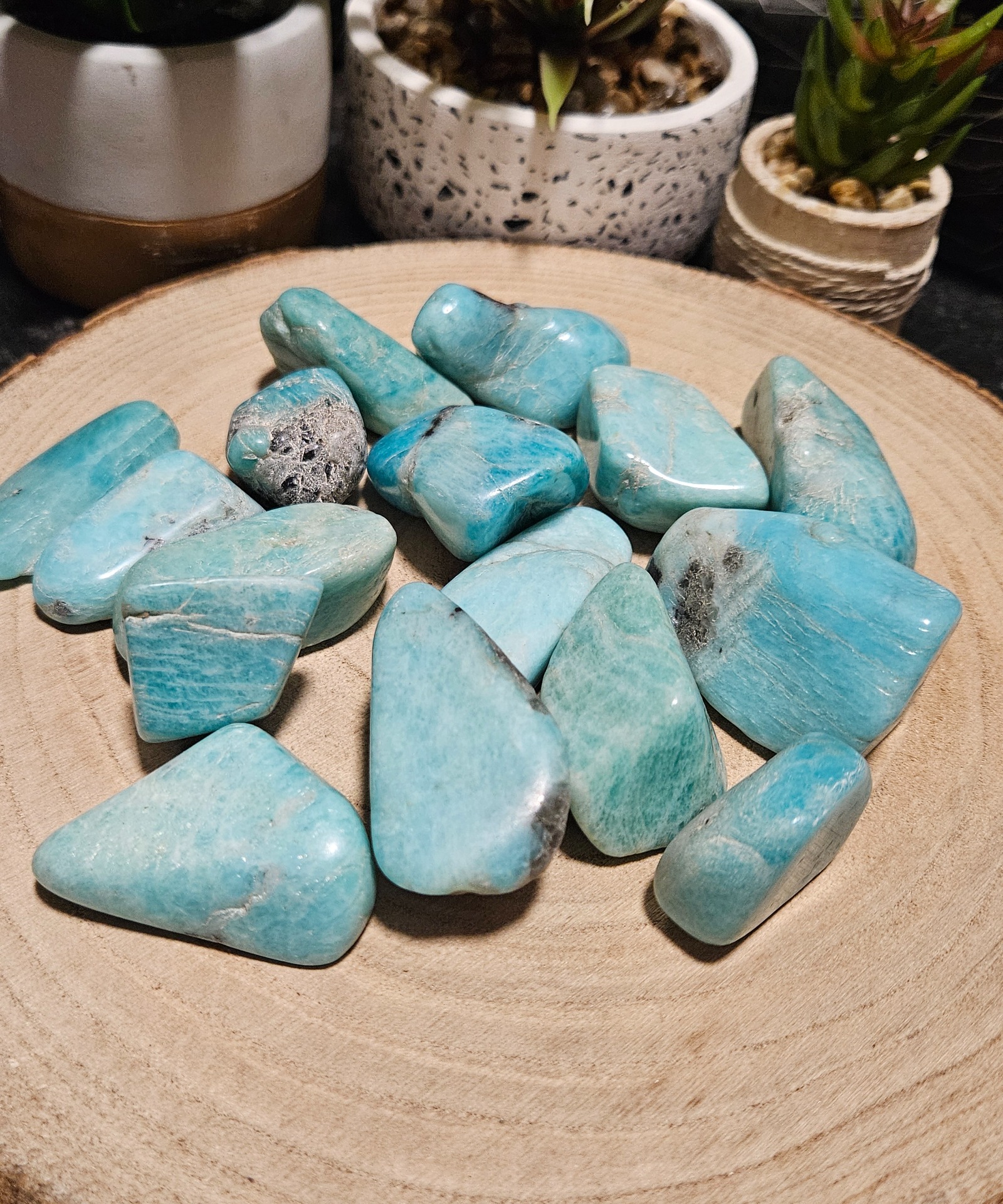 amazonit kamen do dlane surovy lesteny freeform earth-peace amulet tyrkysovy mineral slobodny tvar krcna cakra imperial-mineral