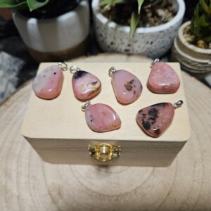 prirodny mineralny privesok rodonit ruzovo cierny kamen pozehnanie osudu liecitela emocii srdcova cakra imperial-mineral
