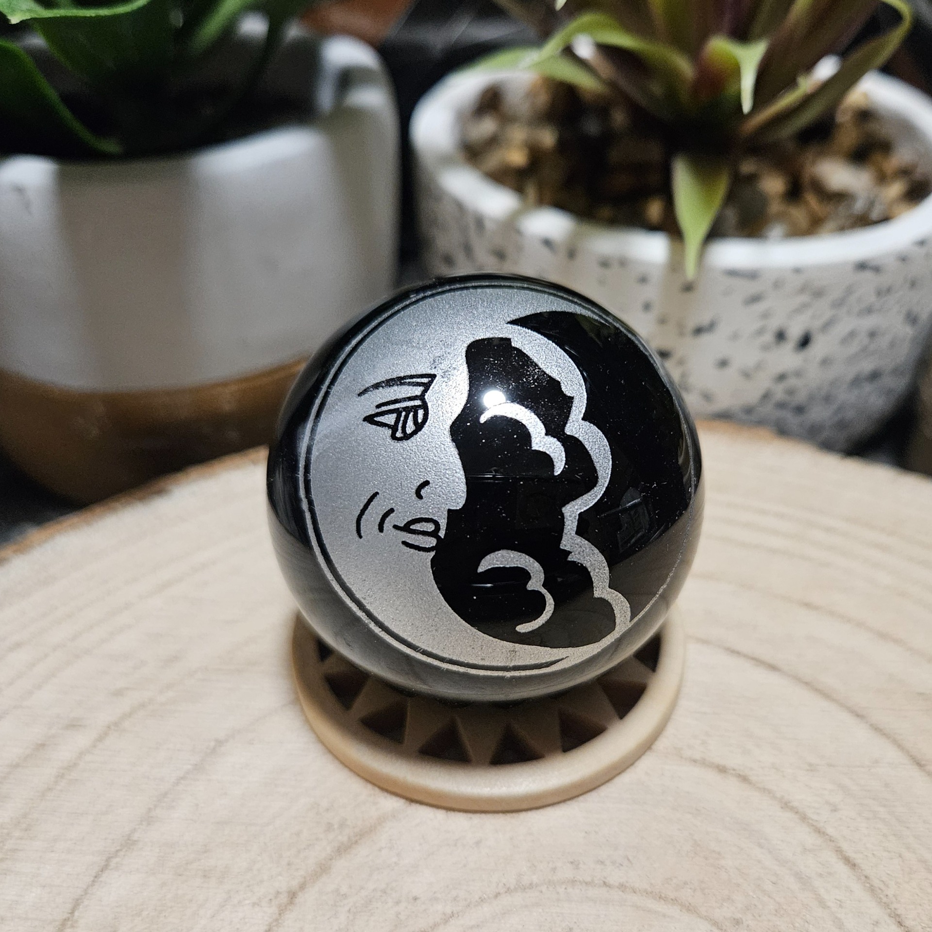 Imperial Mesačný Obsidián – Svetlo v nočnej tiche (Prírodná čierna obsidiánová guľa s gravírovaným strieborným symbolom Mesiaca – priemer 5 cm)