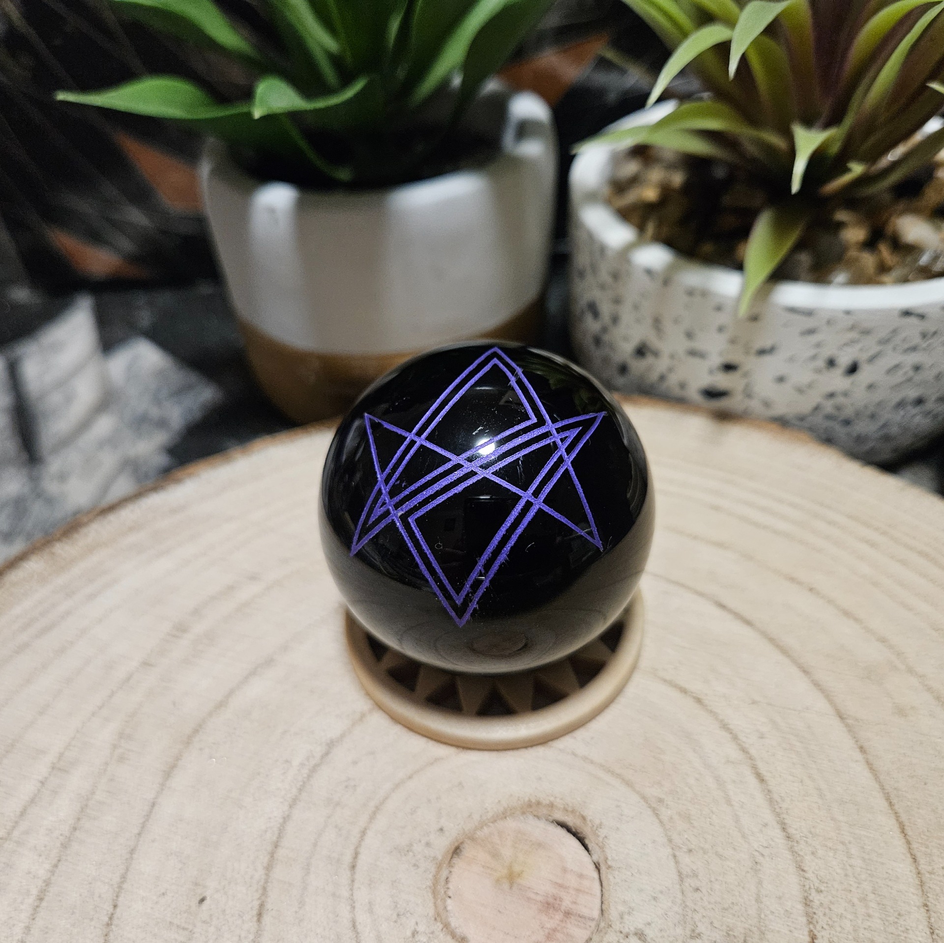 Imperial Fialová Hviezda Obsidián – Kozmická ochrana (Prírodná čierna obsidiánová guľa s gravírovaným fialovým symbolom hviezdy – priemer 5 cm)