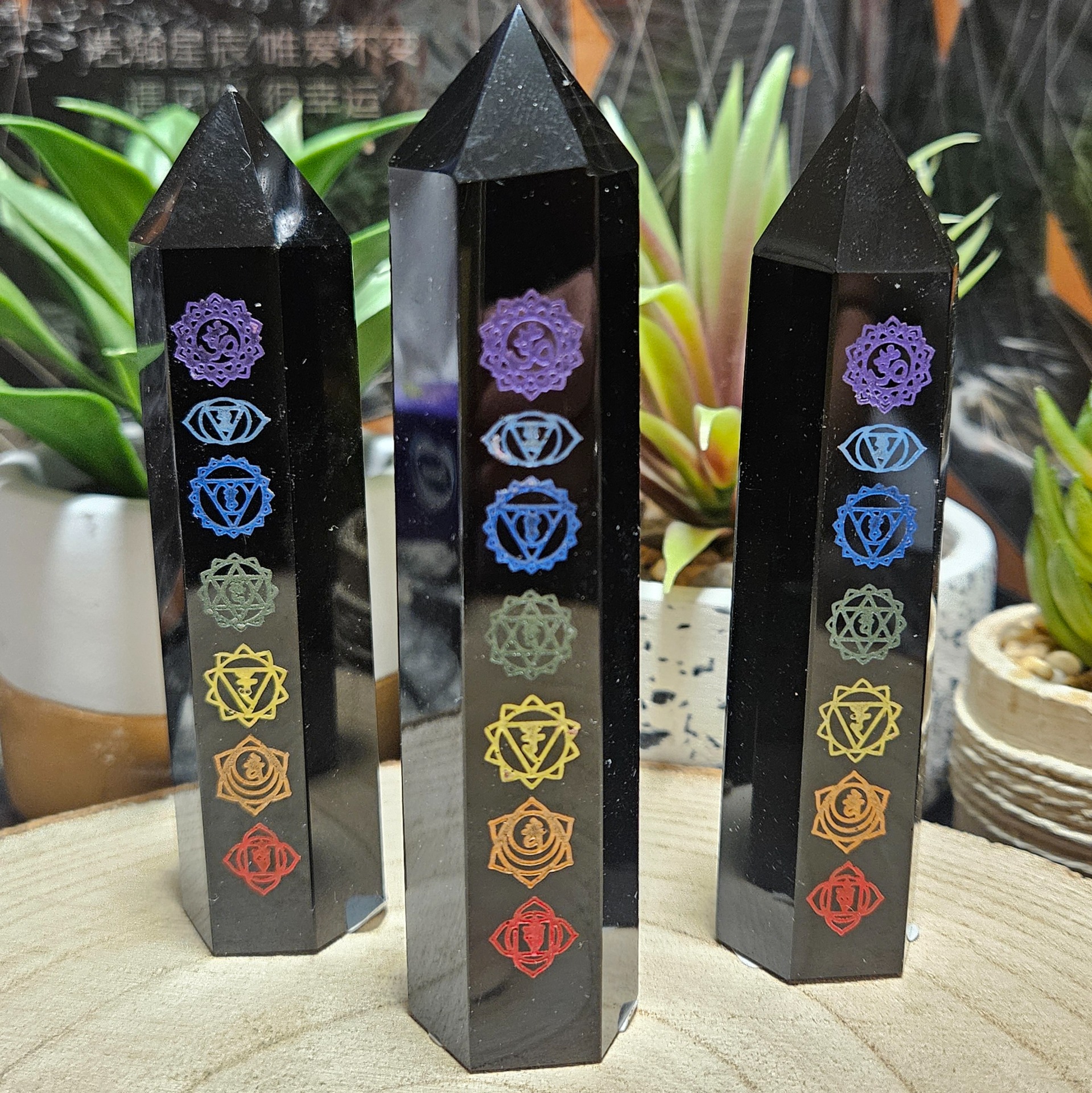 Imperial Čakra Obsidián – Veža energetickej rovnováhy (Prírodný čierny obsidiánový hrot s gravírovanými farebnými symbolmi 7 čakier – výška 8-10 cm)