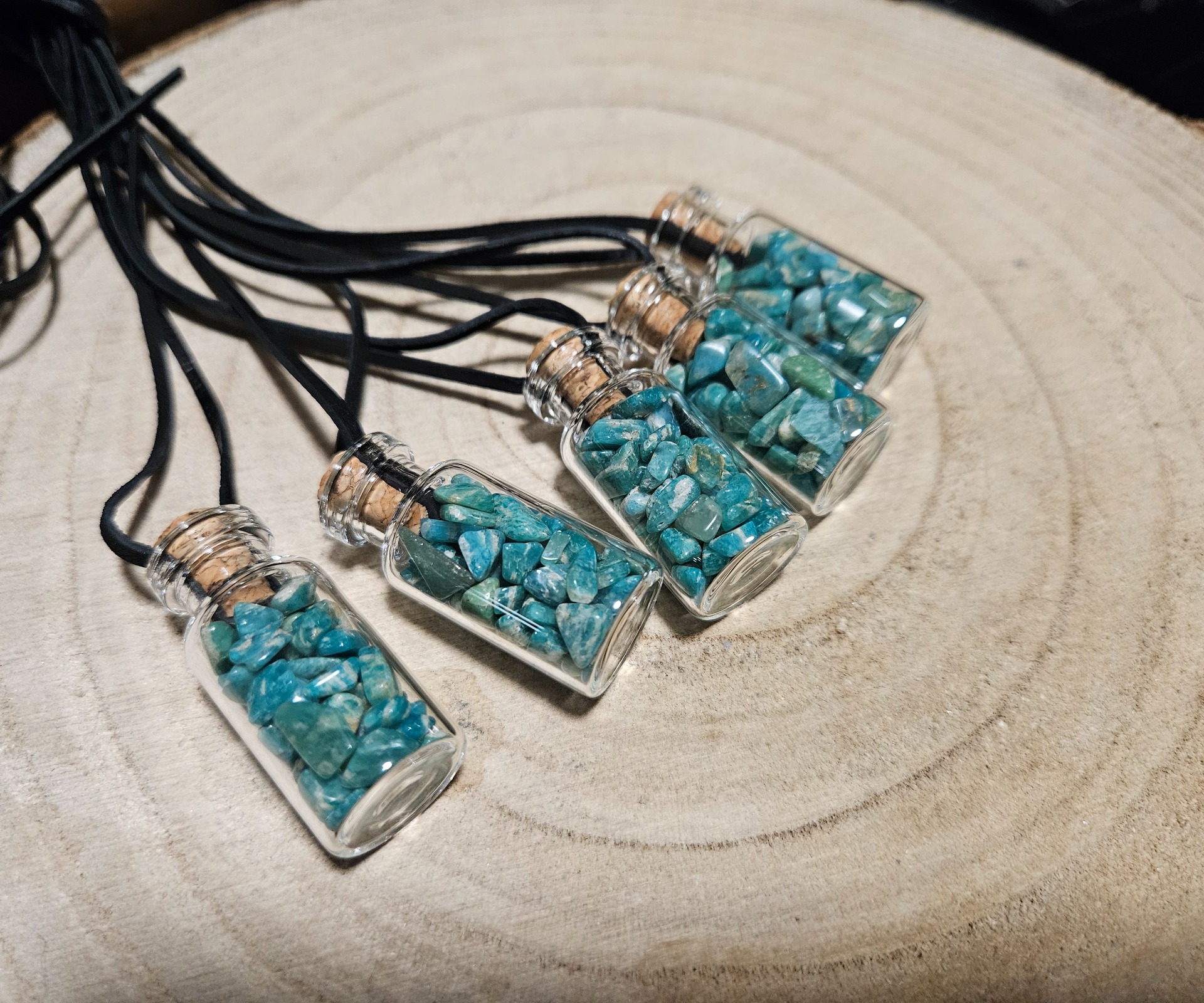 amazonit privesok flasticka na krk sekané kamienky kozeny remienok sklenena flasticka korok talizman krcna cakra mineraly imperial-mineral