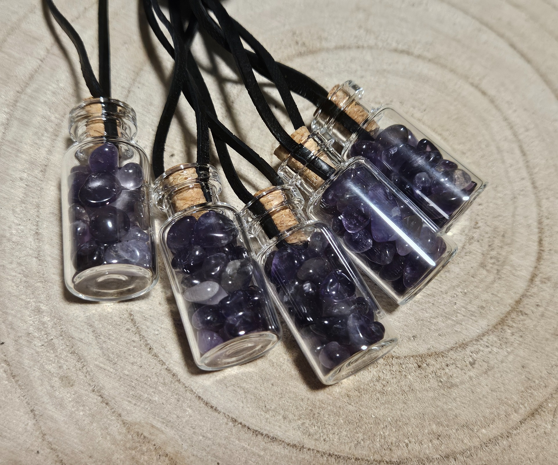 Imperial Ametystový amulet v magickej fľaštičke na koženom remienku No. 25