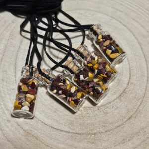 Imperial Mookaite Outback Vial Necklace nahrdelnik flasticka jaspis mookait ulomky kozeny remienok mineraly rucna vyroba