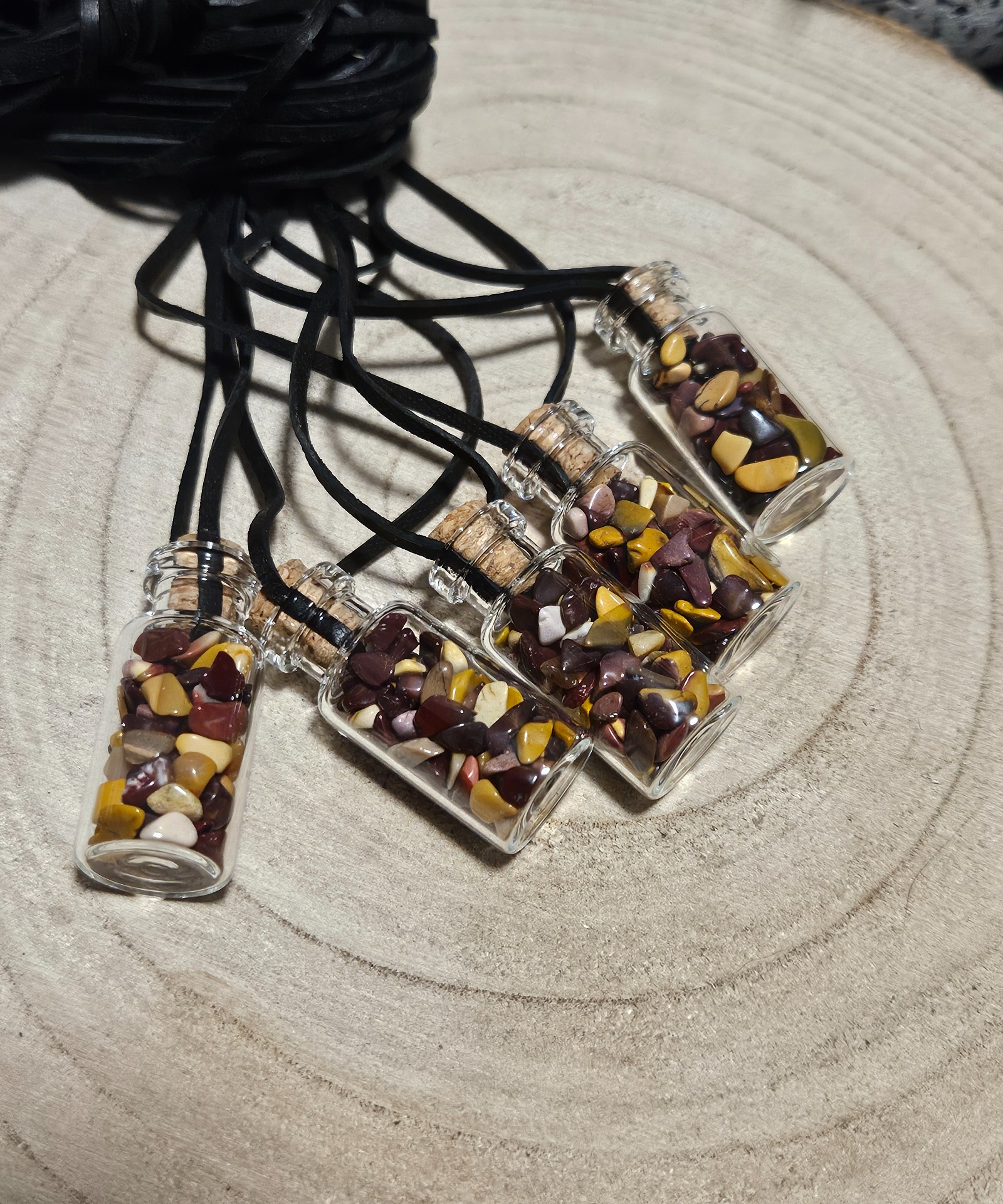 Imperial Mookaite Outback Vial Necklace nahrdelnik flasticka jaspis mookait ulomky kozeny remienok mineraly rucna vyroba