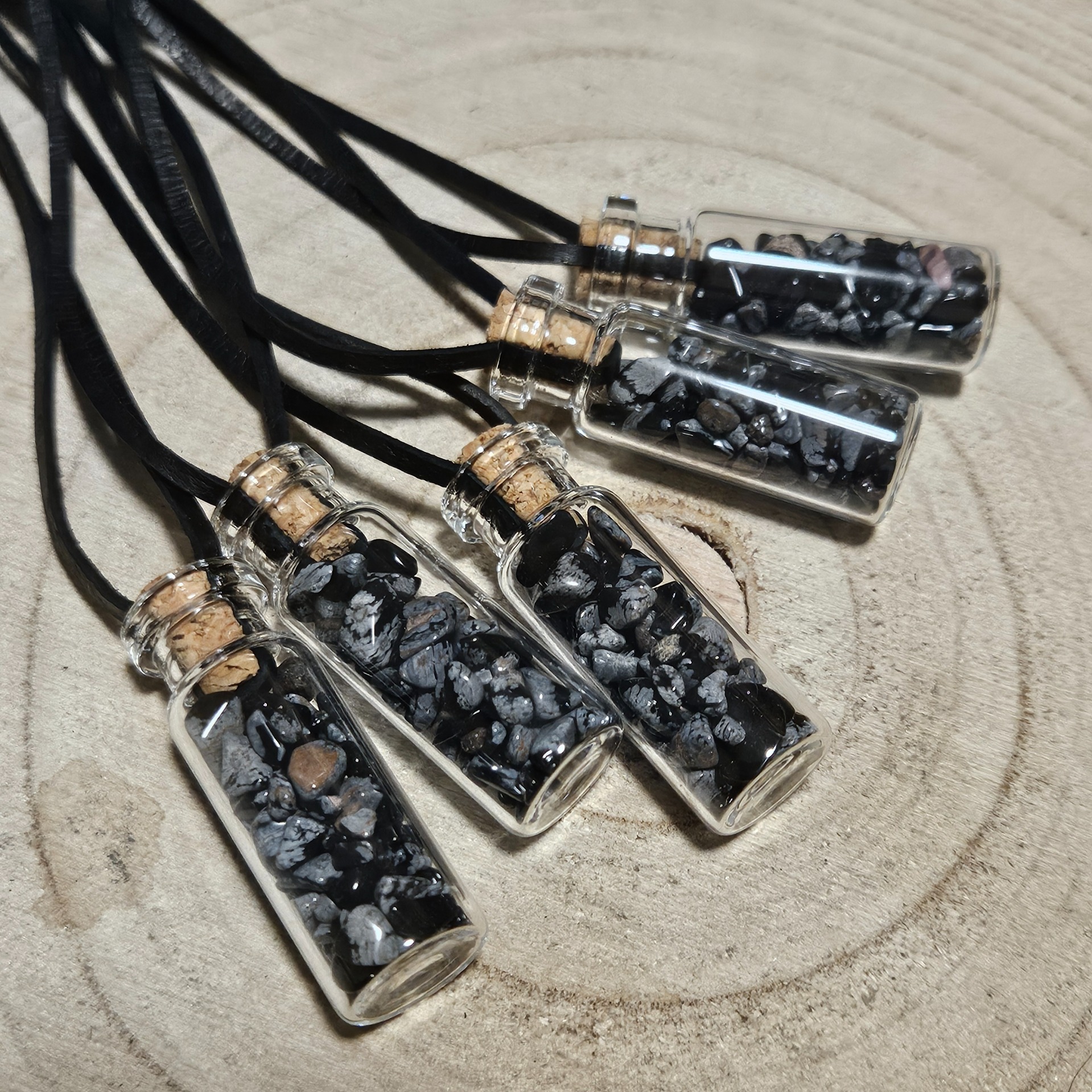 Imperial Vločkový Obsidián – Amulet vnútornej rovnováhy (Prírodné vločkové obsidiánové korálky v sklenenej fľaštičke s korkovou zátkou na koženej šnúrke)