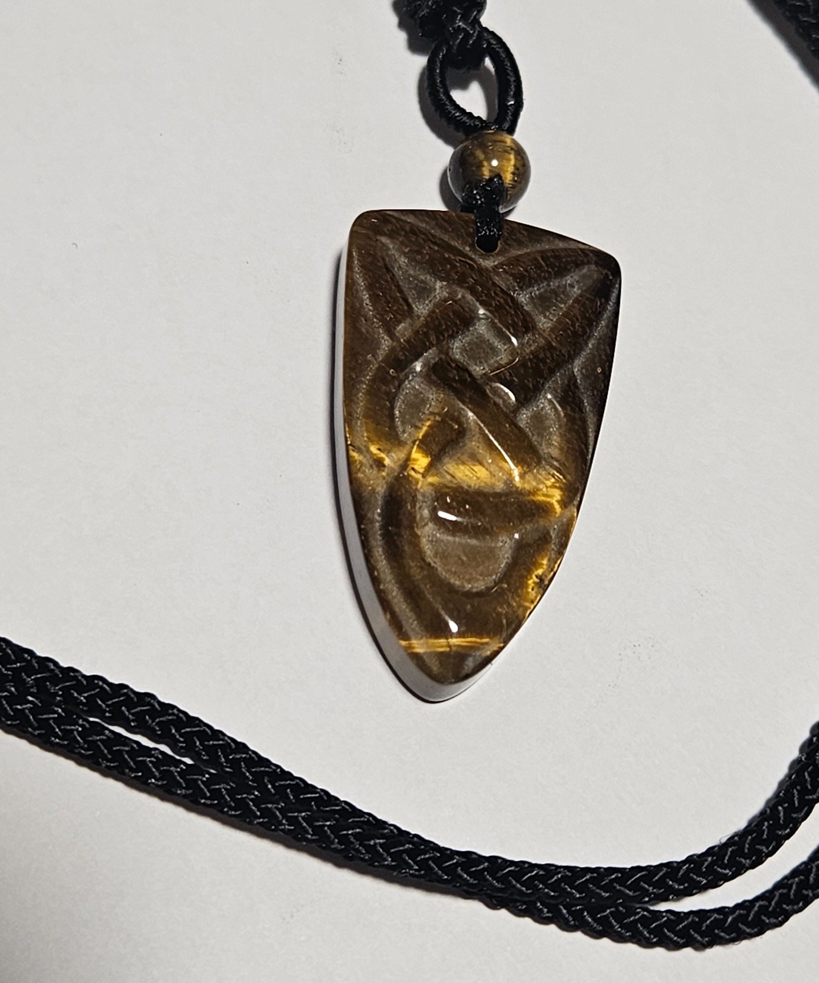 Imperial Tiger’s Eye – Keltský šíp (Prírodný brúsený minerál Tigrie oko – prívesok na šnúrke, 2x3,5 cm)