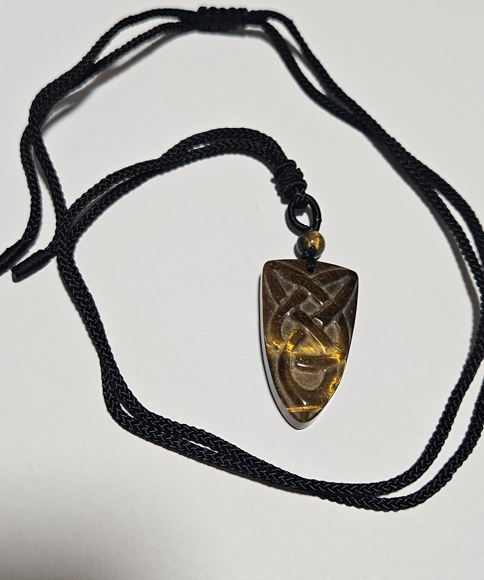 Imperial Tiger’s Eye – Keltský šíp (Prírodný brúsený minerál Tigrie oko – prívesok na šnúrke, 2x3,5 cm) - Image 2
