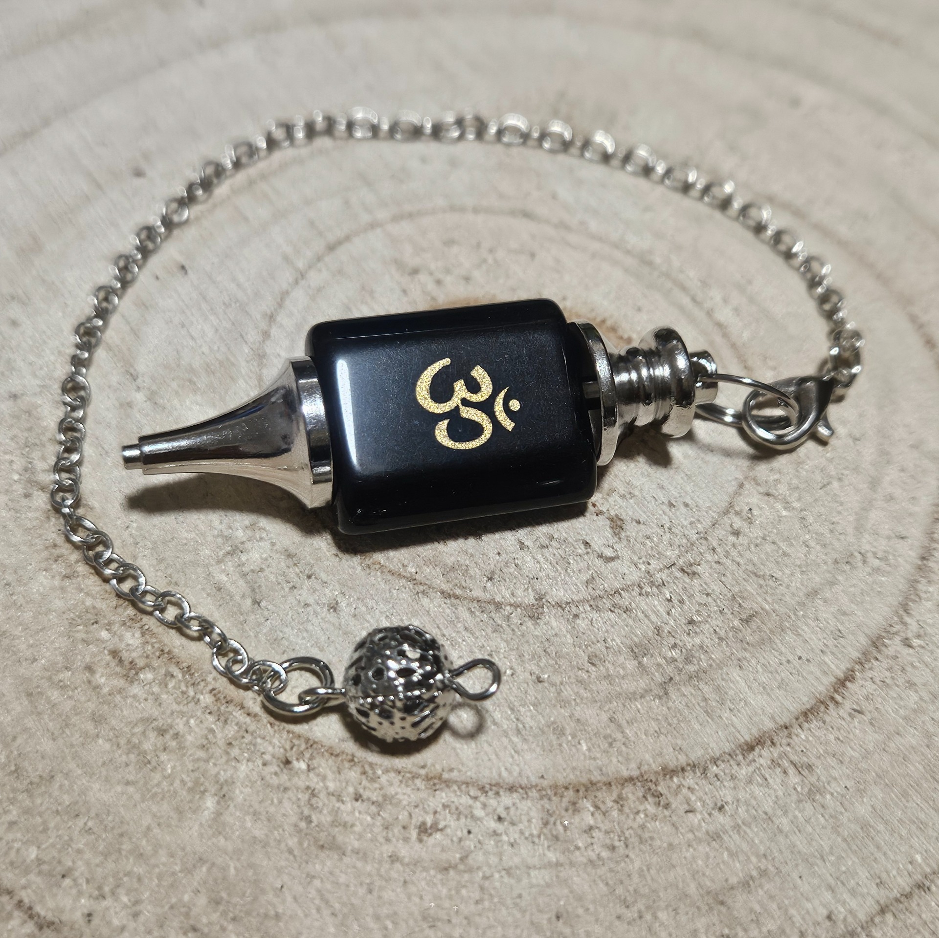 Imperial Obsidiánové Om – Kyvadlo vnútornej rovnováhy (Prírodný čierny obsidián v tvare tehličky so zlatým symbolom Om, rozmer 1,8 x 5 cm)