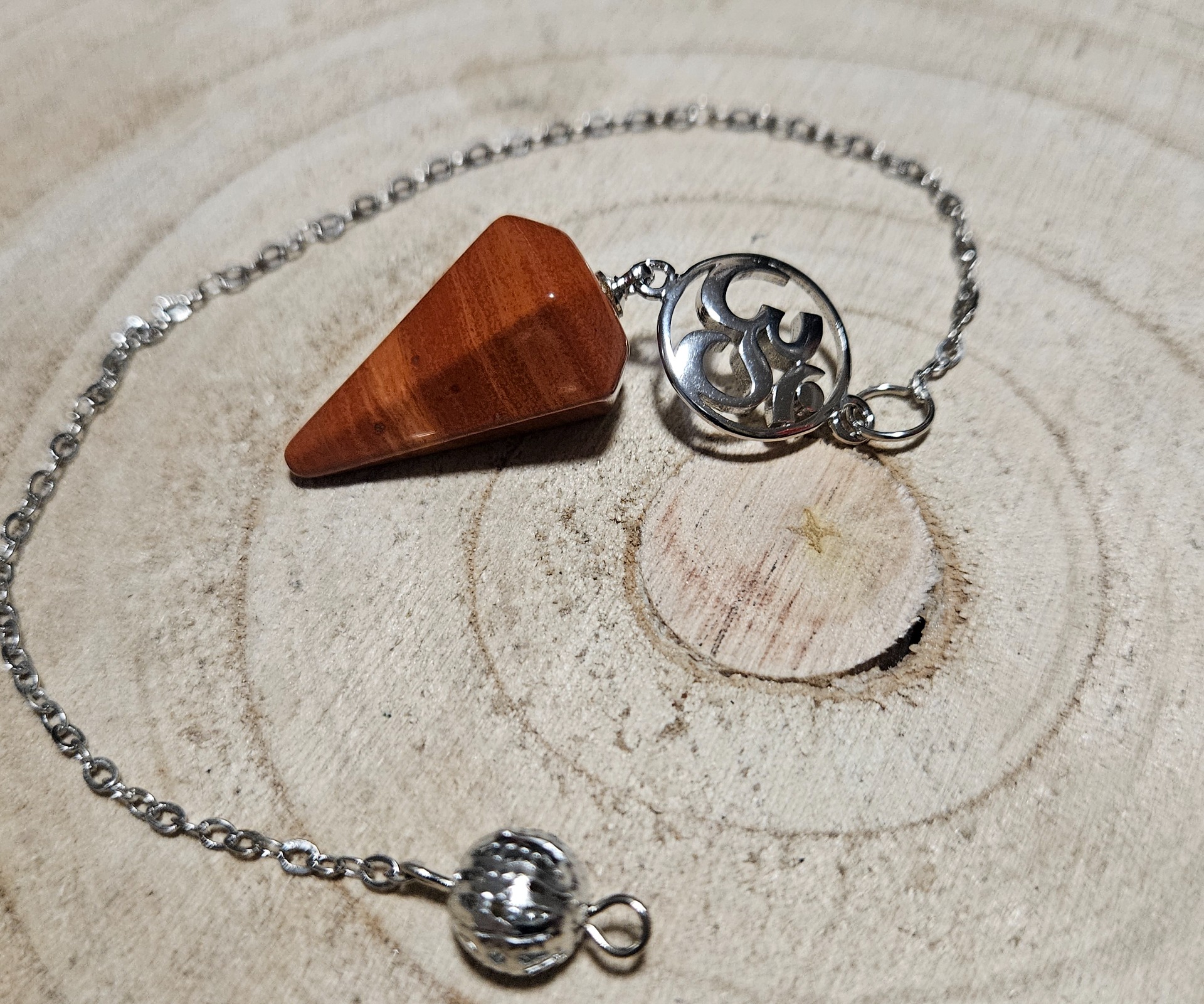 Imperial Red Jasper Om Radiesthesia Pendulum kyvadlo z červeného jaspisu symbol Om veštenie radiestézia uzemnenie