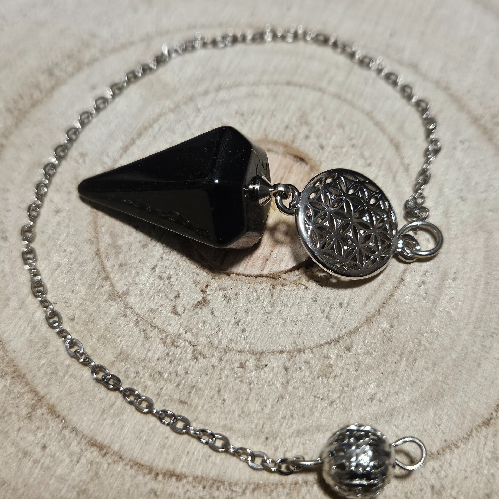 Imperial Obsidiánový Kvet života – Kyvadlo posvätnej geometrie (Prírodný čierny obsidián, šesťboký výbrus so symbolom Kvetu života, rozmer 1,5 x 2,5 cm)