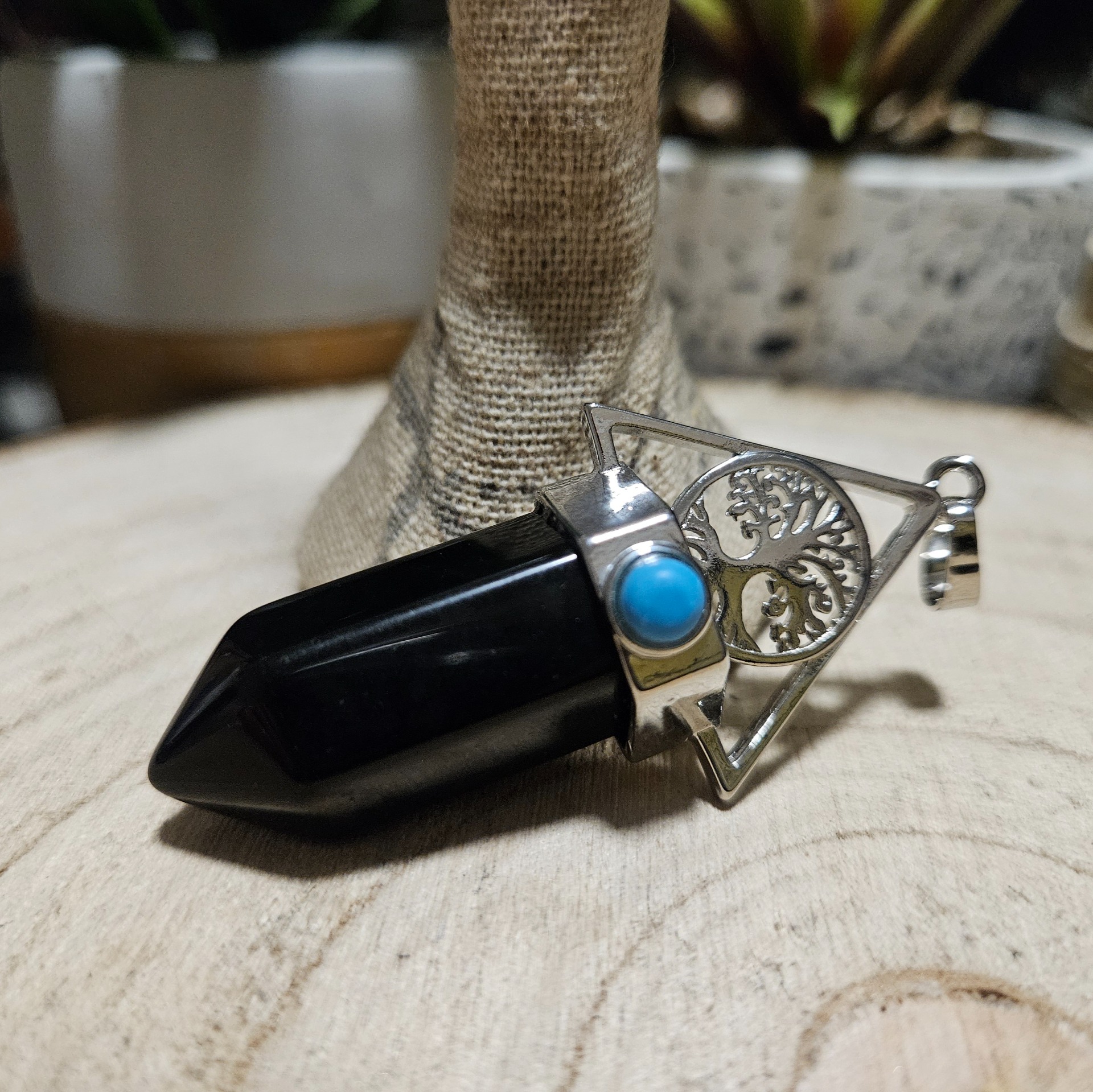 Imperial Obsidiánový Strom života – Medailón predkov (Prírodný čierny obsidiánový hrot s kovovým Stromom života a tyrkysovým detailom, rozmer 3 x 5,5 cm)