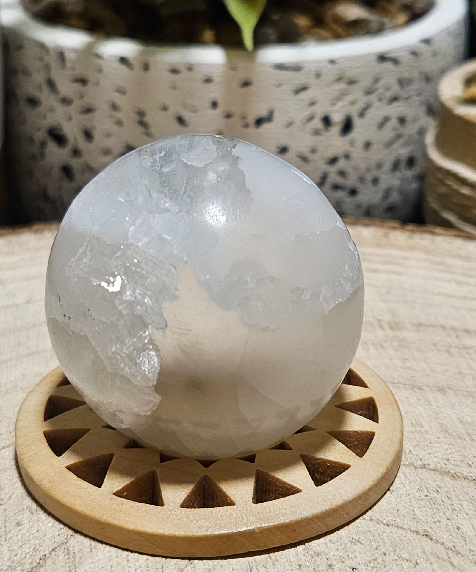 Imperial Selenite Sphere S - Malá selenitová guľa pre pokojnú myseľ