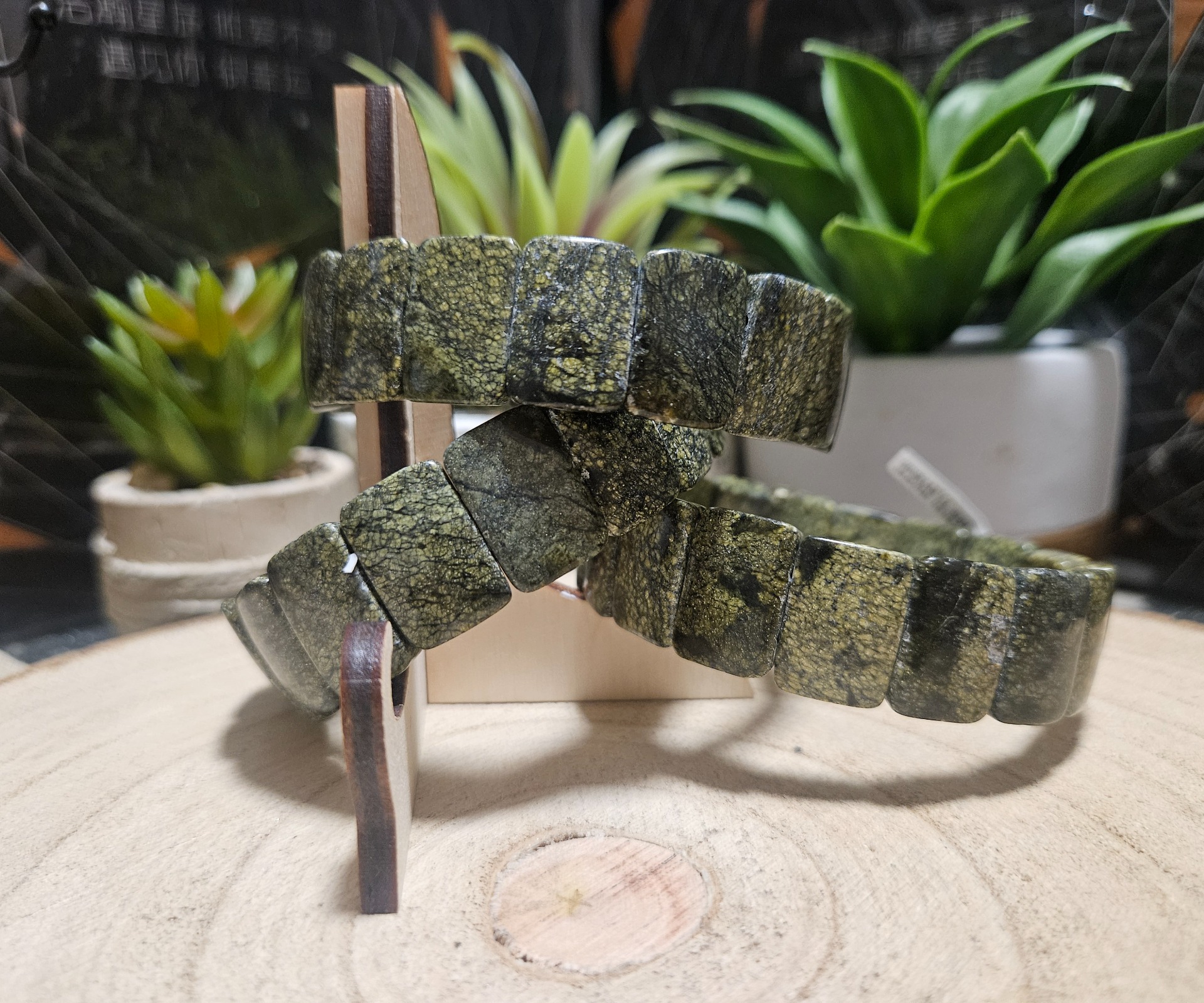 Imperial Serpentine Block – Náramok sily a rovnováhy (Prírodný Serpentín – náramok z korálok v tvare obdĺžnika na pružnej gumičke, 17,5x12 mm) - Image 2