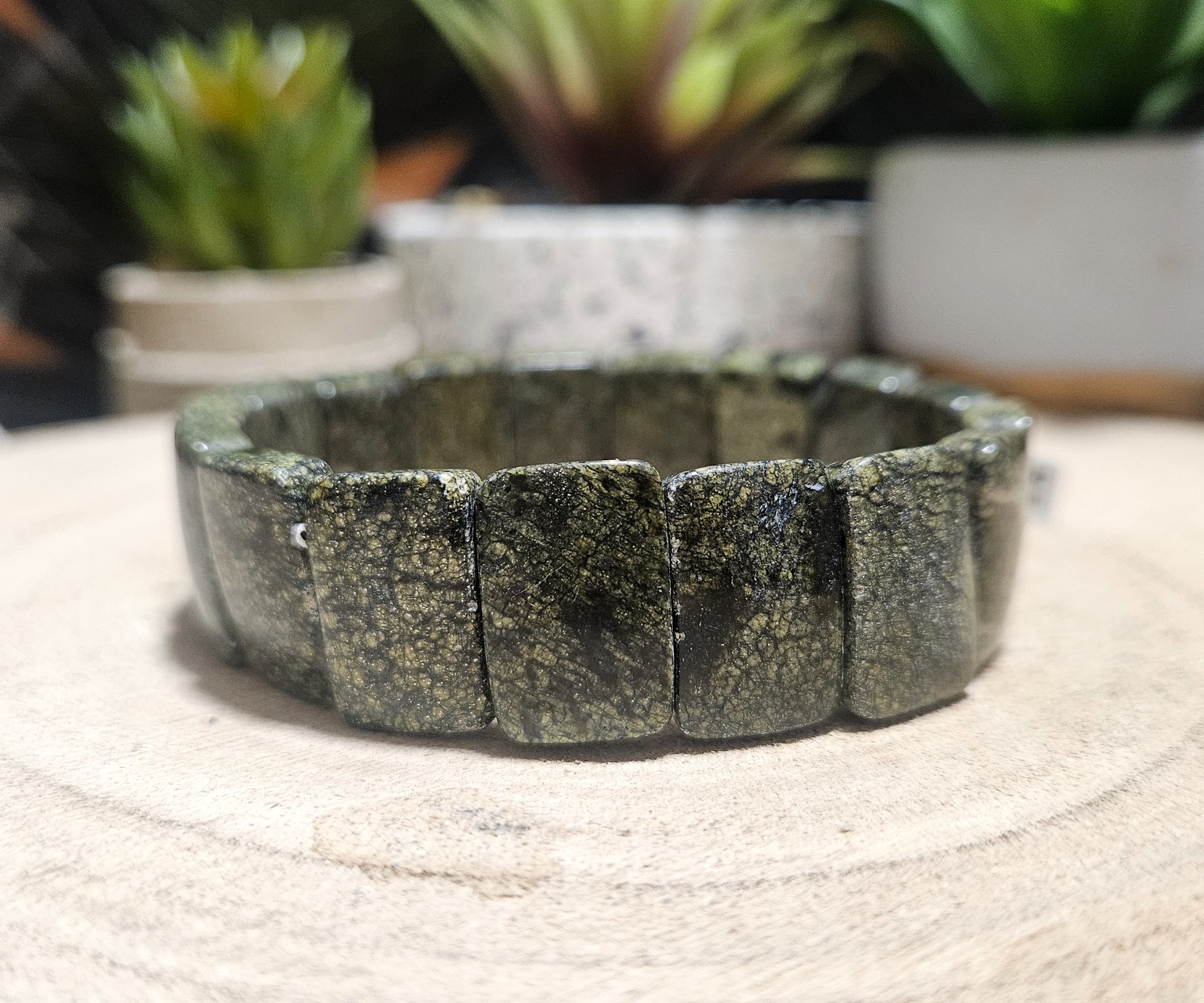 Imperial Serpentine Block – Náramok sily a rovnováhy (Prírodný Serpentín – náramok z korálok v tvare obdĺžnika na pružnej gumičke, 17,5x12 mm)