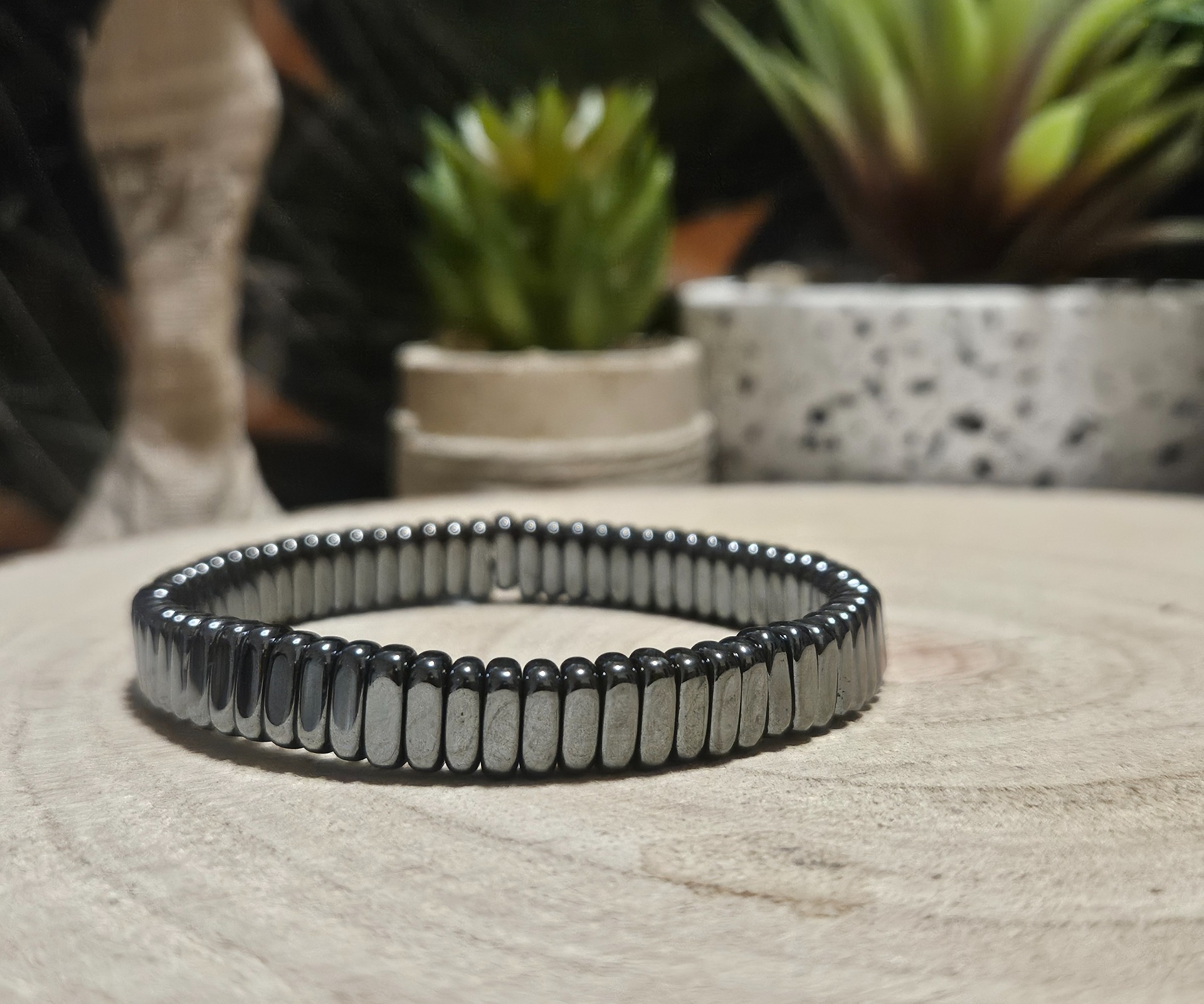 Oceľový Štít Sily – Hematitový Náramok - Zaoblený Obdĺžnik (8.5x3 mm)