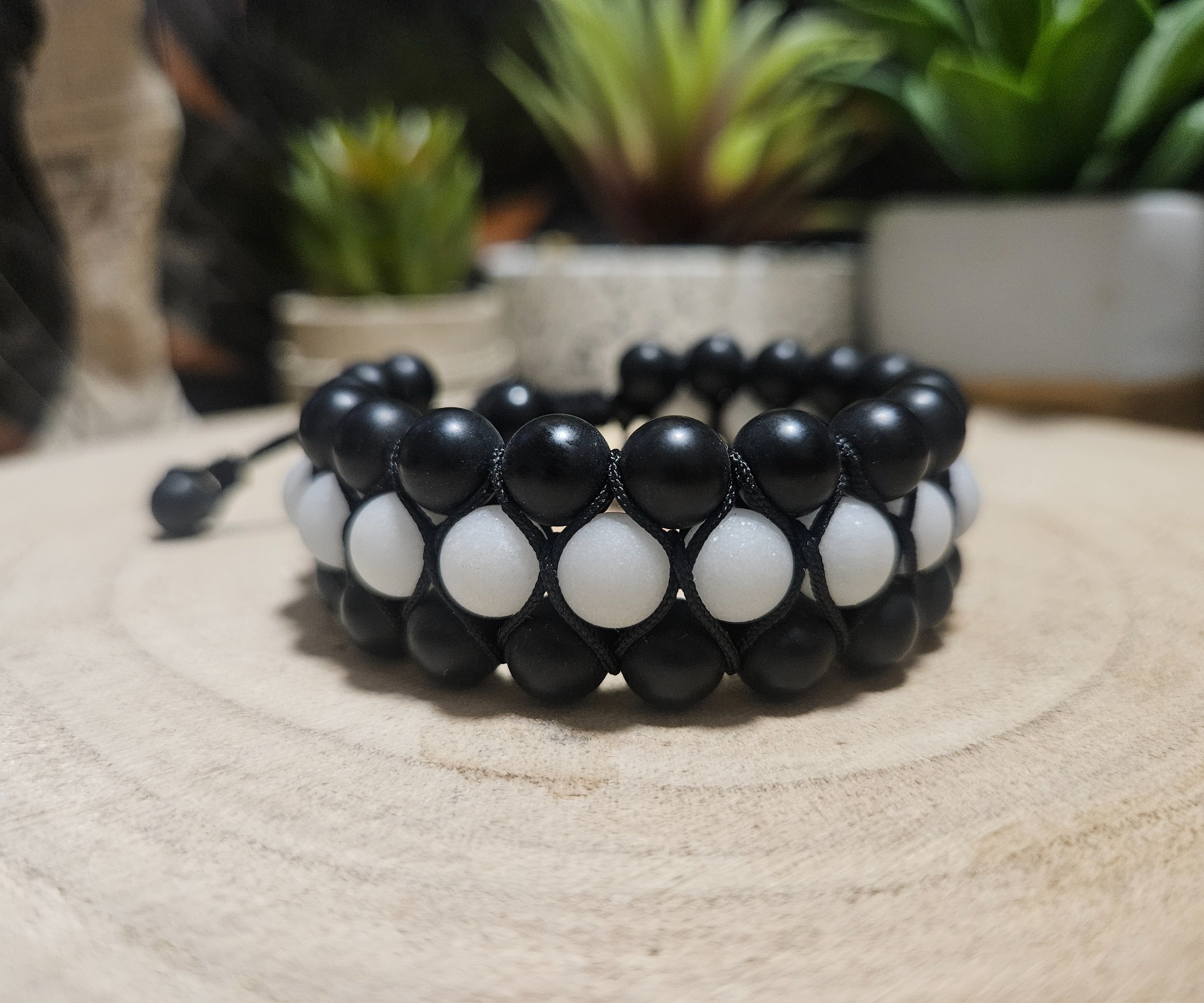 Imperial Balance – Náramok vnútornej rovnováhy (3-radový Shamballa z matného onyxu a bieleho jadeitu)