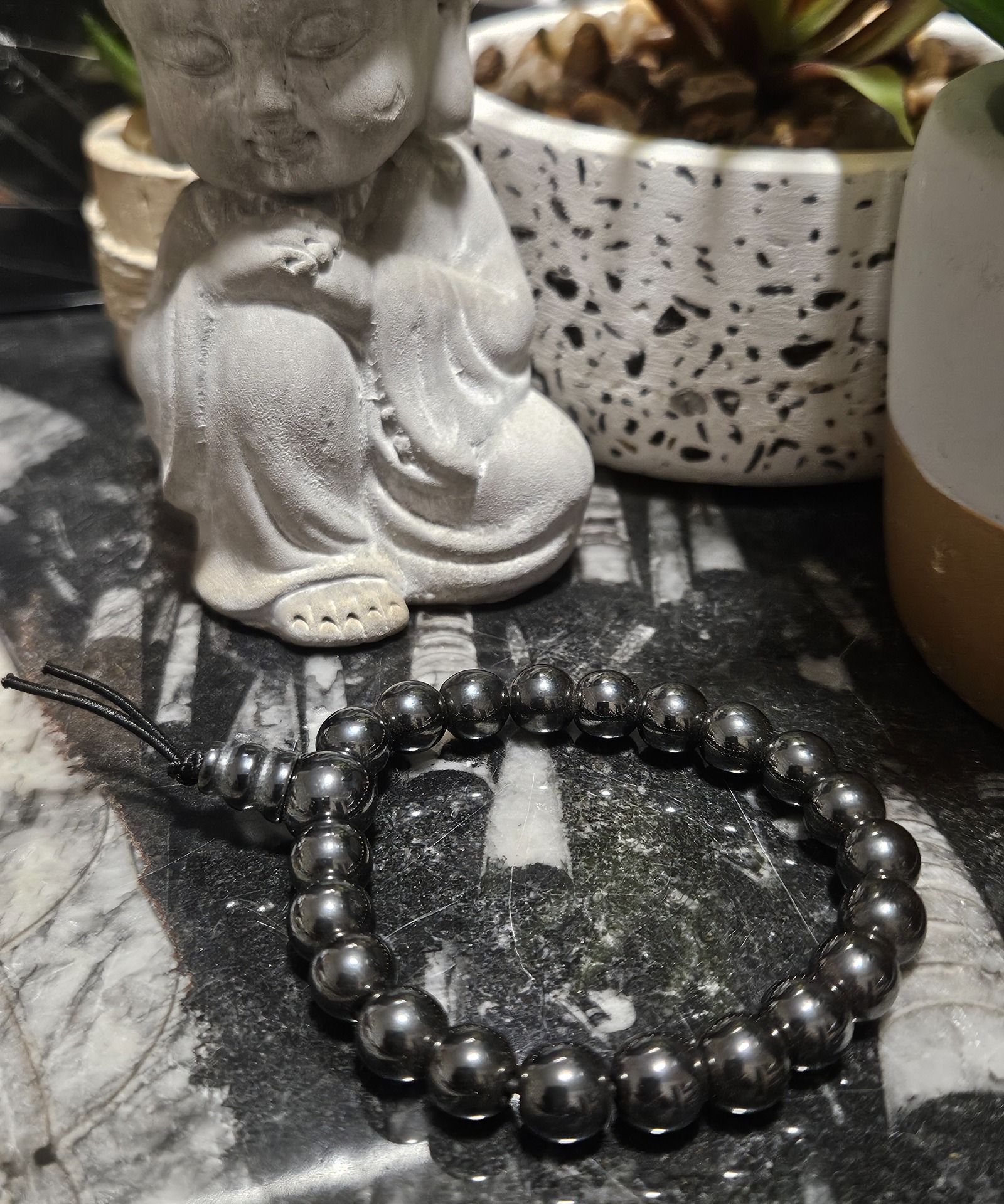 Hmatateľná Vitalita Aury – Hematitový Buddha Náramok (8 mm / 10 mm Guru)