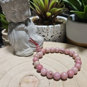 energeticky meditačný buddha naramok prirodny rodonit staroruzovy kamen sivy oxid mangu guru koralka cerveny uzol cesta odpustenia sebalaska imperial-mineral