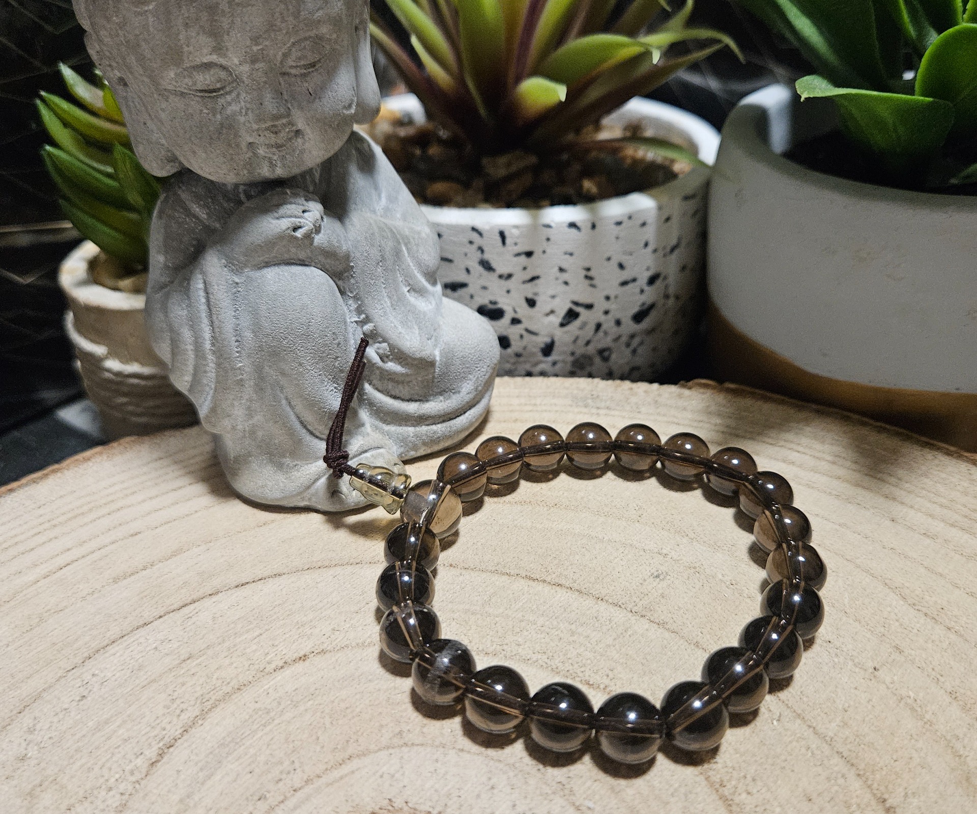 Imperial Smoky Buddha energeticky Budhov naramok zo zahnedy 8mm koralky pre ochranu a uzemnenie