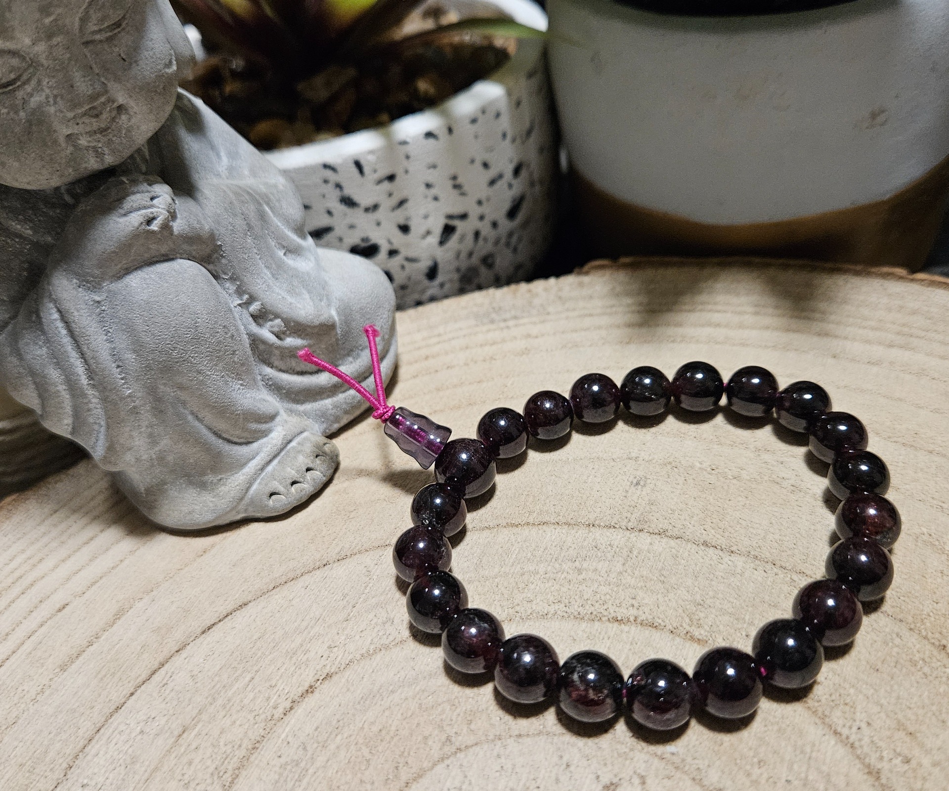 Posol pokoja – Gránátový náramok „Budha“ s guru korálkou (8-10 mm)