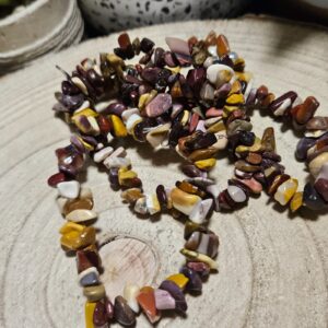 Imperial Mookaite Shamanic Chips Bracelet naramok ulomky jaspis mookait sekane kamene mineraly rucna vyroba