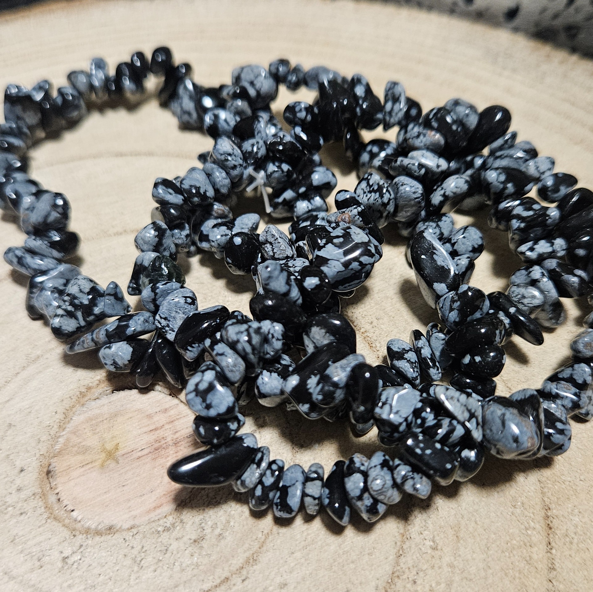 Imperial Vločkový Obsidián – Náramok zimného ticha (Prírodné korálky z vločkového obsidiánu vo forme úlomkov na pružnej gumičke, dĺžka 16-18 cm)