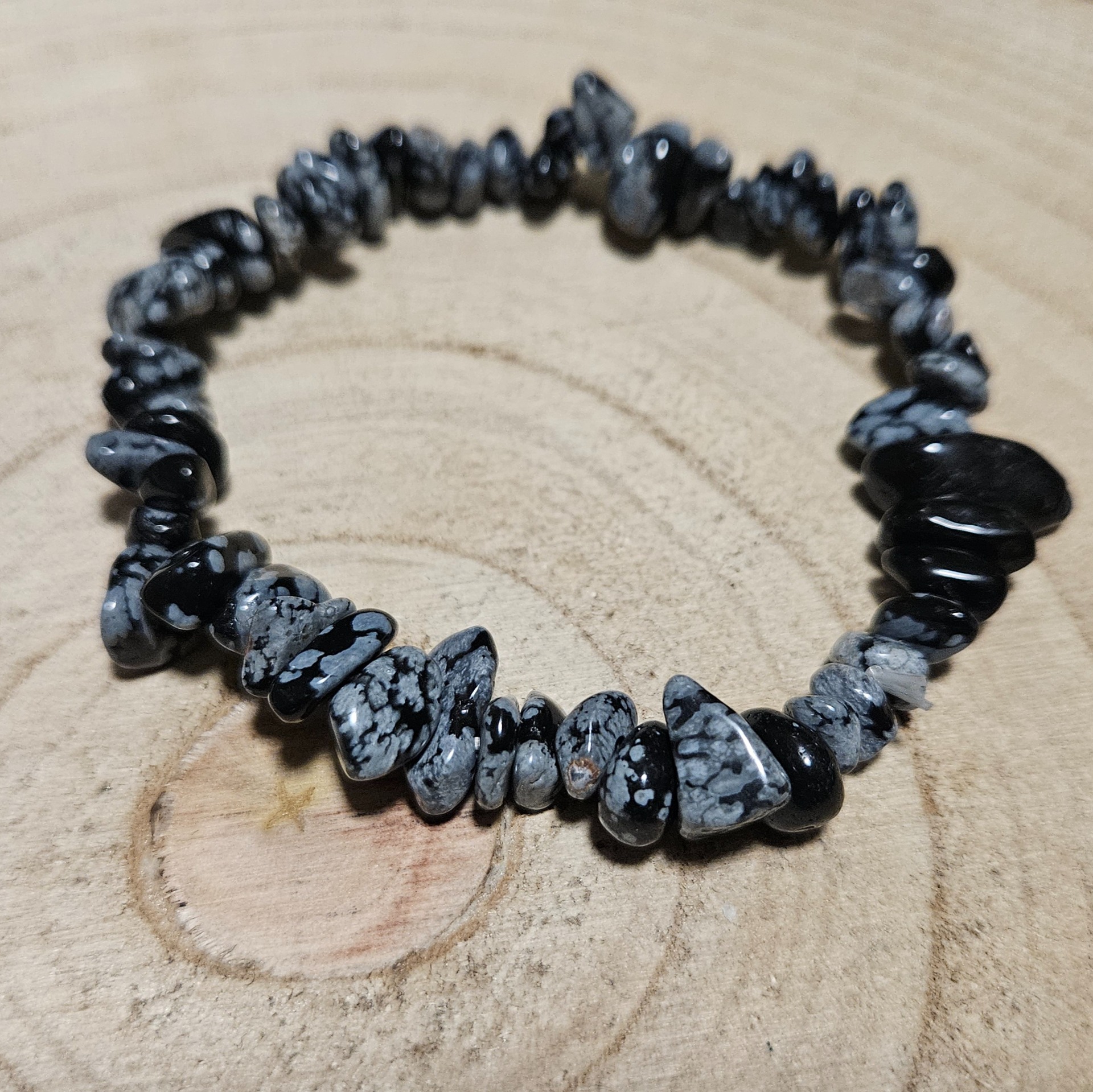 Imperial Vločkový Obsidián – Náramok zimného ticha (Prírodné korálky z vločkového obsidiánu vo forme úlomkov na pružnej gumičke, dĺžka 16-18 cm) - Image 2
