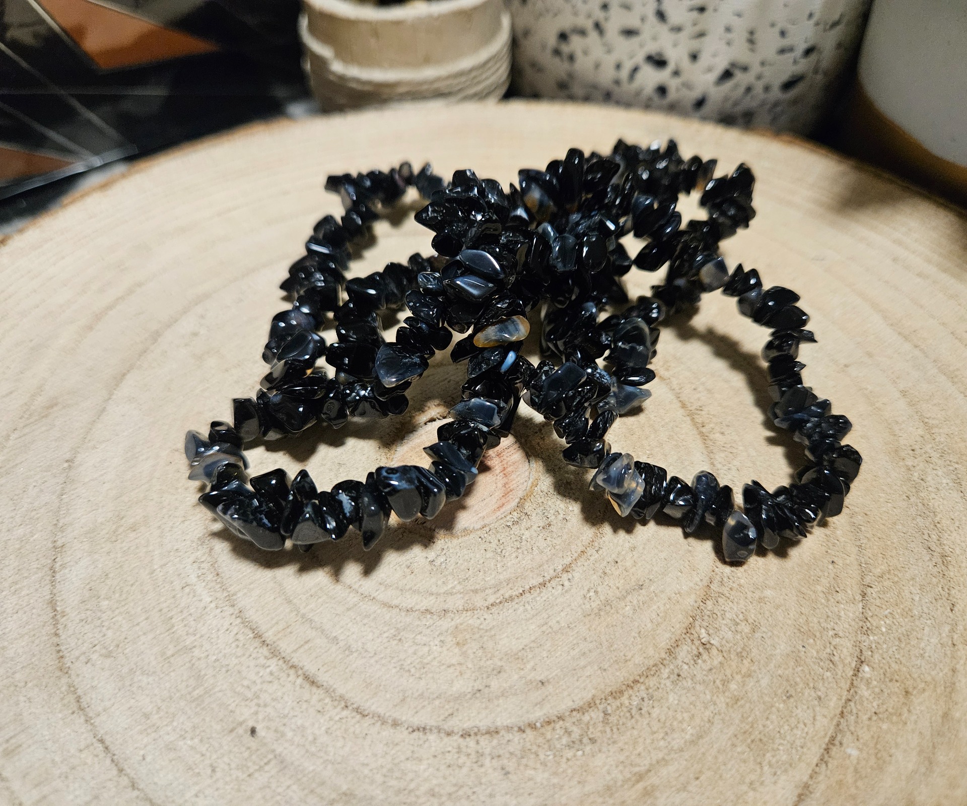 cierny onyx naramok ulomky kamen ochrany mineral cistá energia vytrvalost korenove cakry uzemnenie imperial-mineral