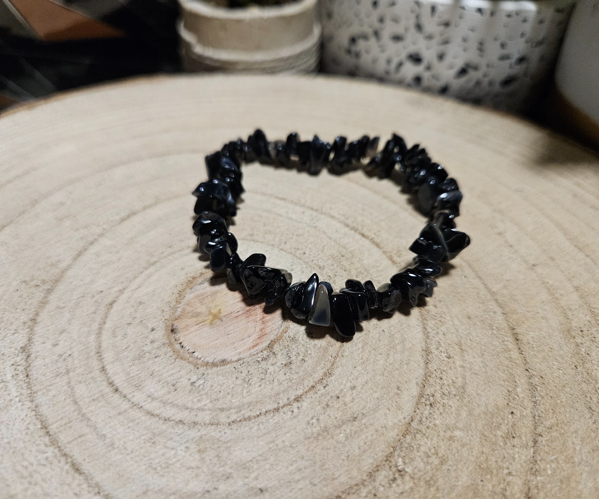 cierny onyx naramok ulomky kamen ochrany mineral cistá energia vytrvalost korenove cakry uzemnenie imperial-mineral