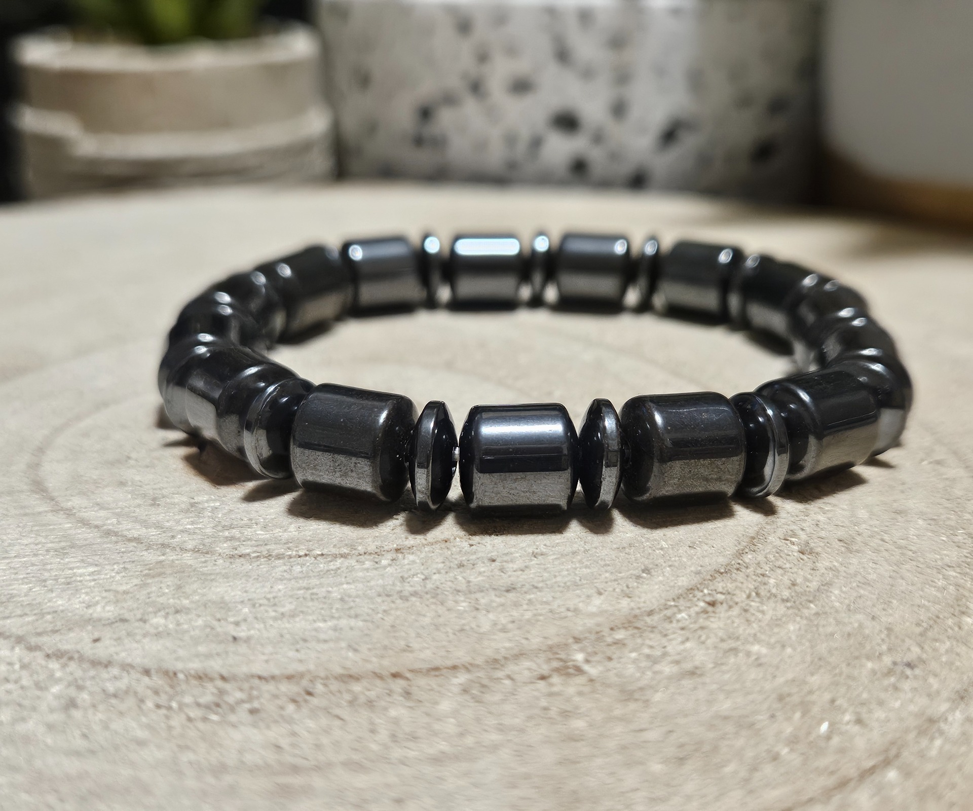 Elegantné Zameranie – Guľatý Magnetický Hematitový Náramok (⌀7 mm)