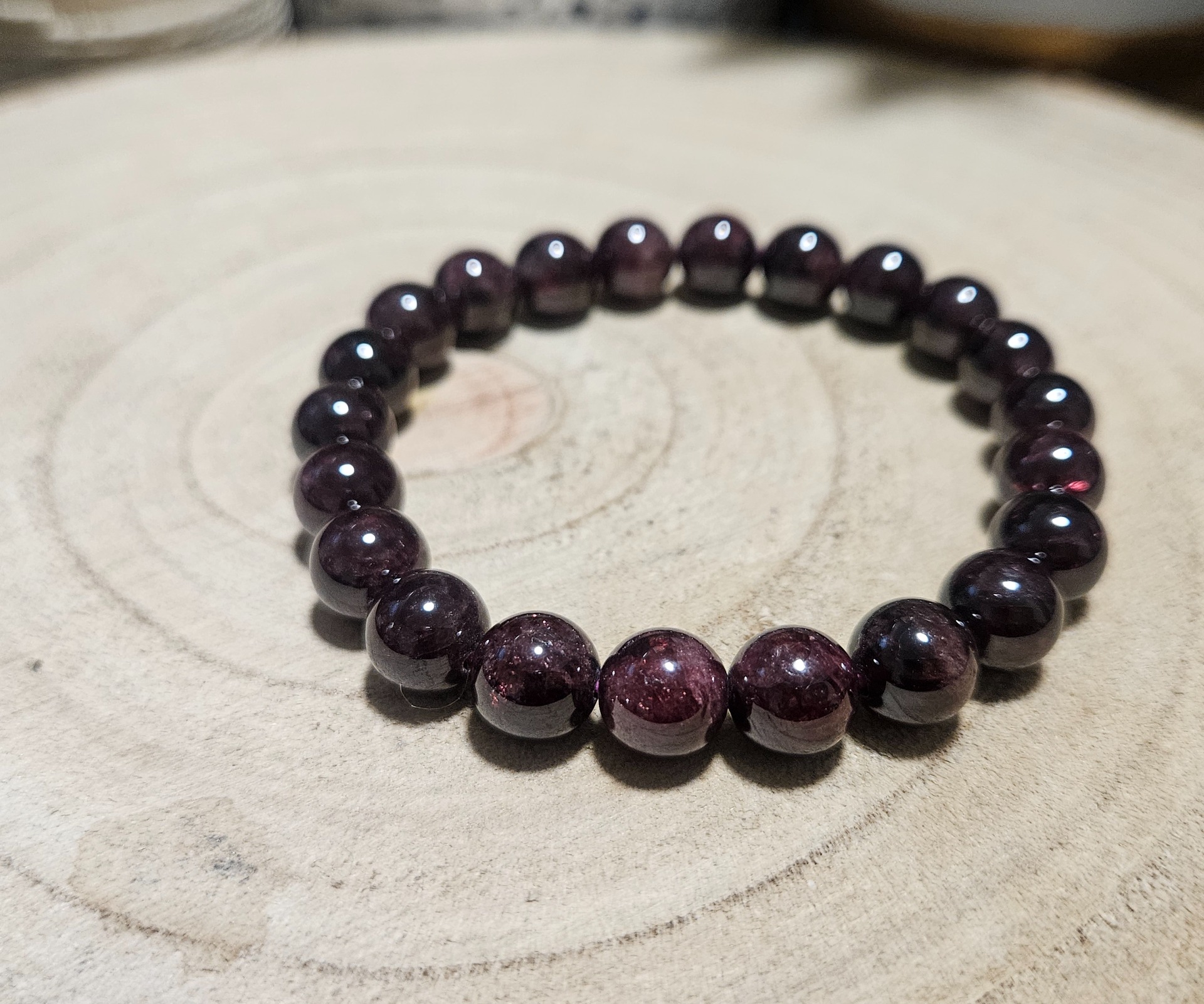 Plameň odvahy – Náramok z granátových korálok (8 mm)