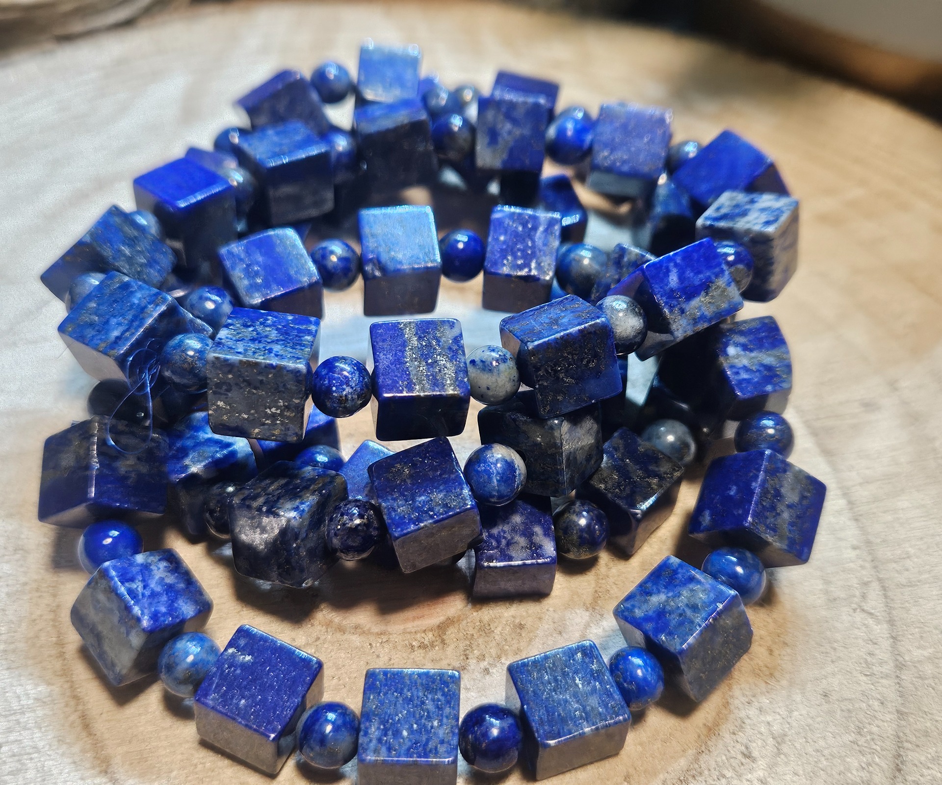 Imperial Lapis Cube – Structured Wisdom (Náramok z lapisu lazuli – kocky a guľôčky)