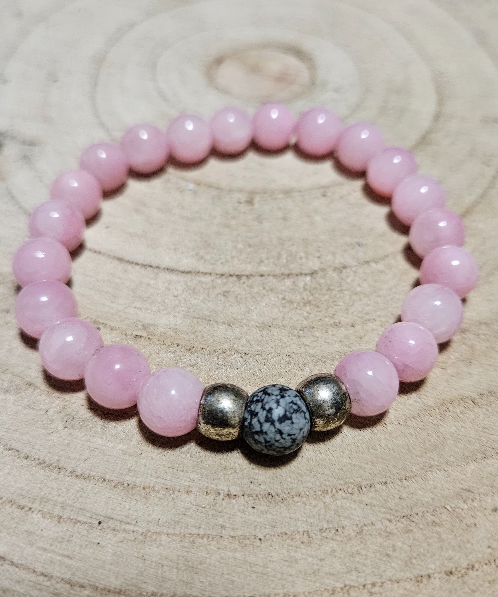 Imperial Pink Shadow – Ružový tieň (Handmade náramok z ružového jadeitu s jedným korálikom vločkového obsidiánu, 8 mm, 17-18 cm)