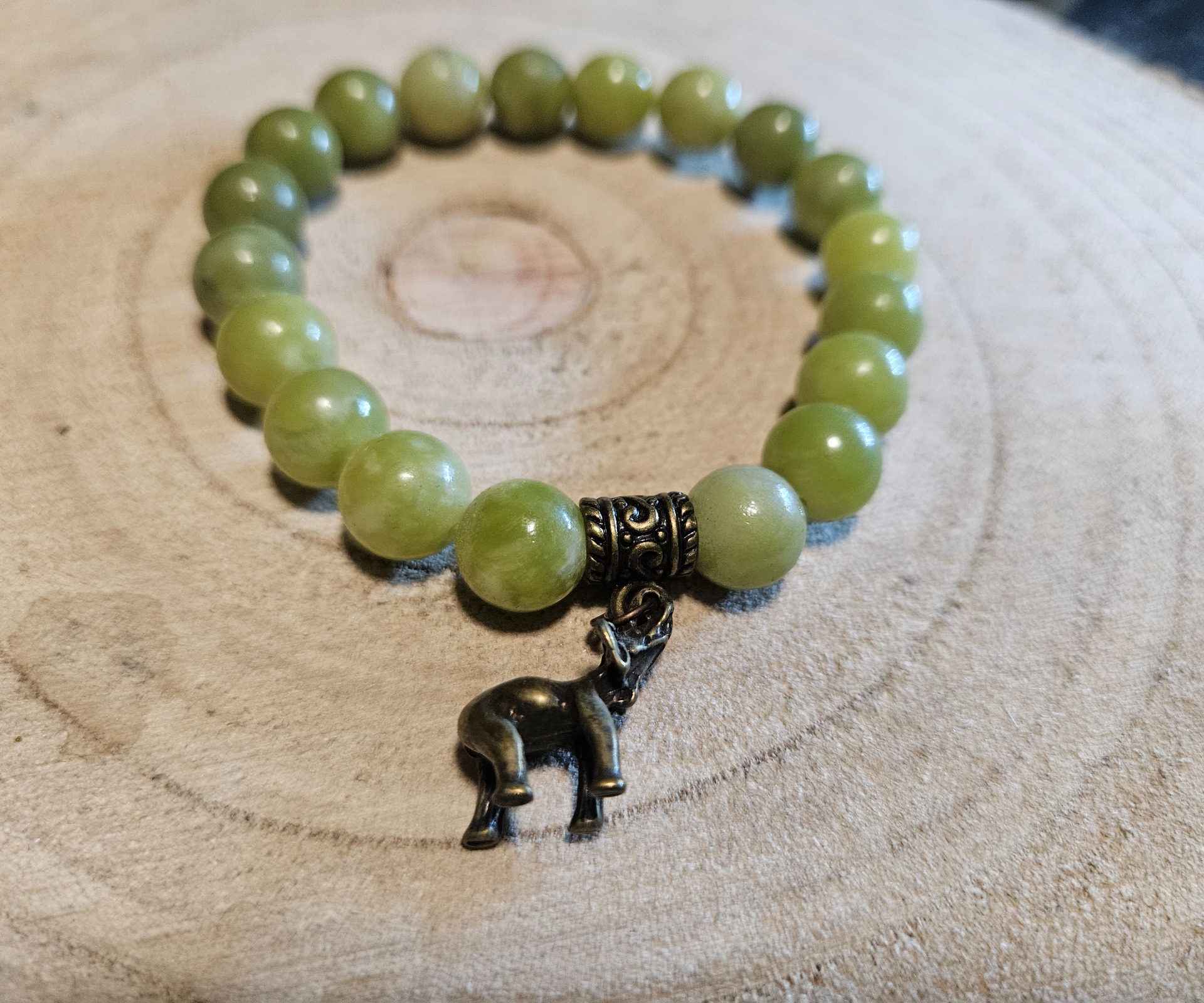Imperial Jade Wisdom – Múdre šťastie (Náramok z jadeitových guličiek, 8 mm, s príveskom sloníka, 20 cm)