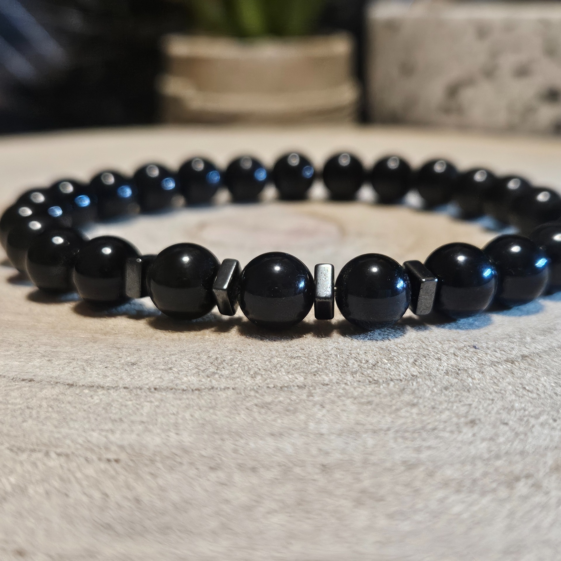 Nočný Štít – Náramok sily a rovnováhy (Prírodný obsidián a hematitové ploché štvorce na pružnej gumičke, priemer 8 mm, dĺžka 19-20 cm)