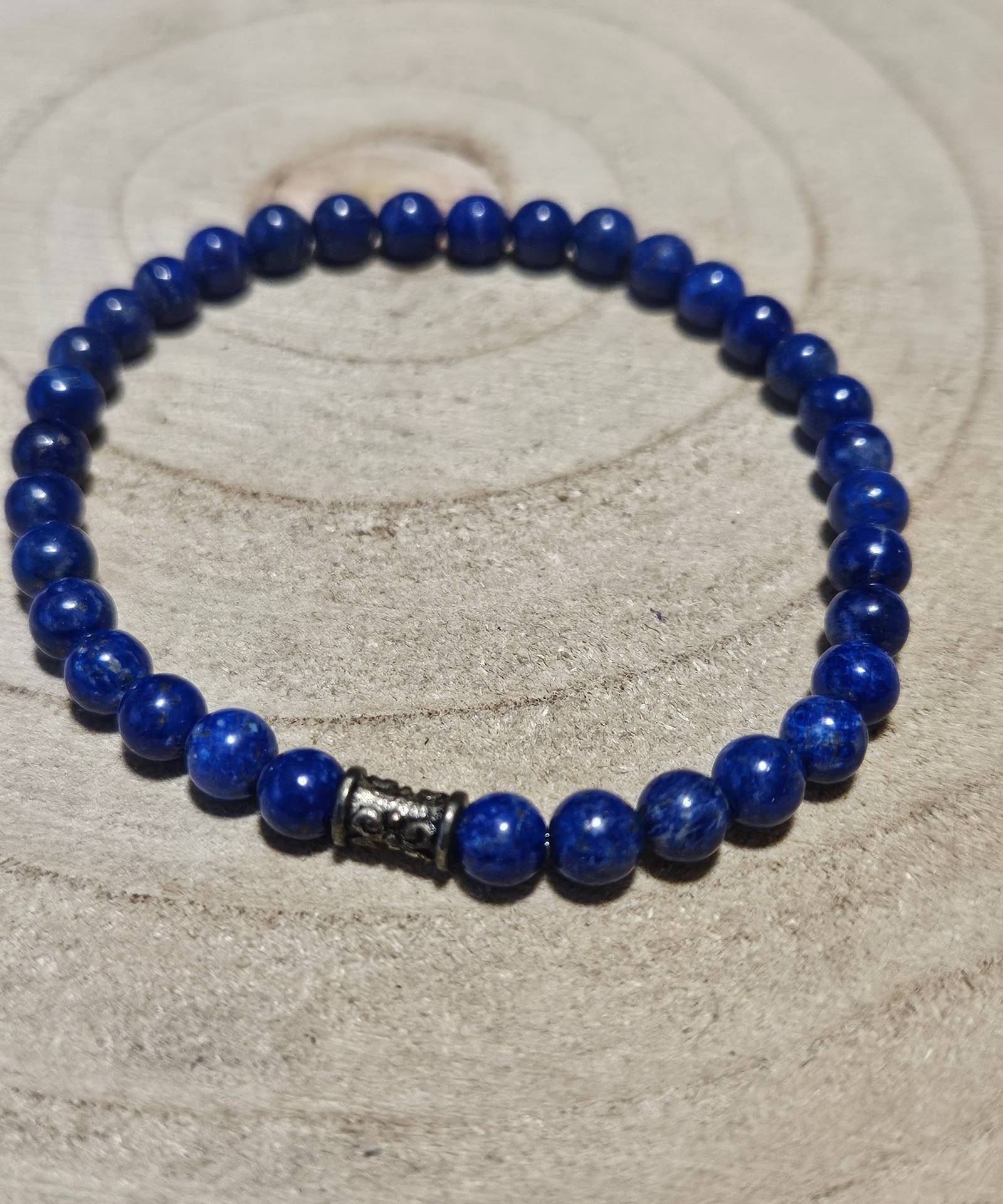Imperial Lapis Charm – Royal Messenger (Náramok z lapisu lazuli s kovovou ozdobou, 5 mm)