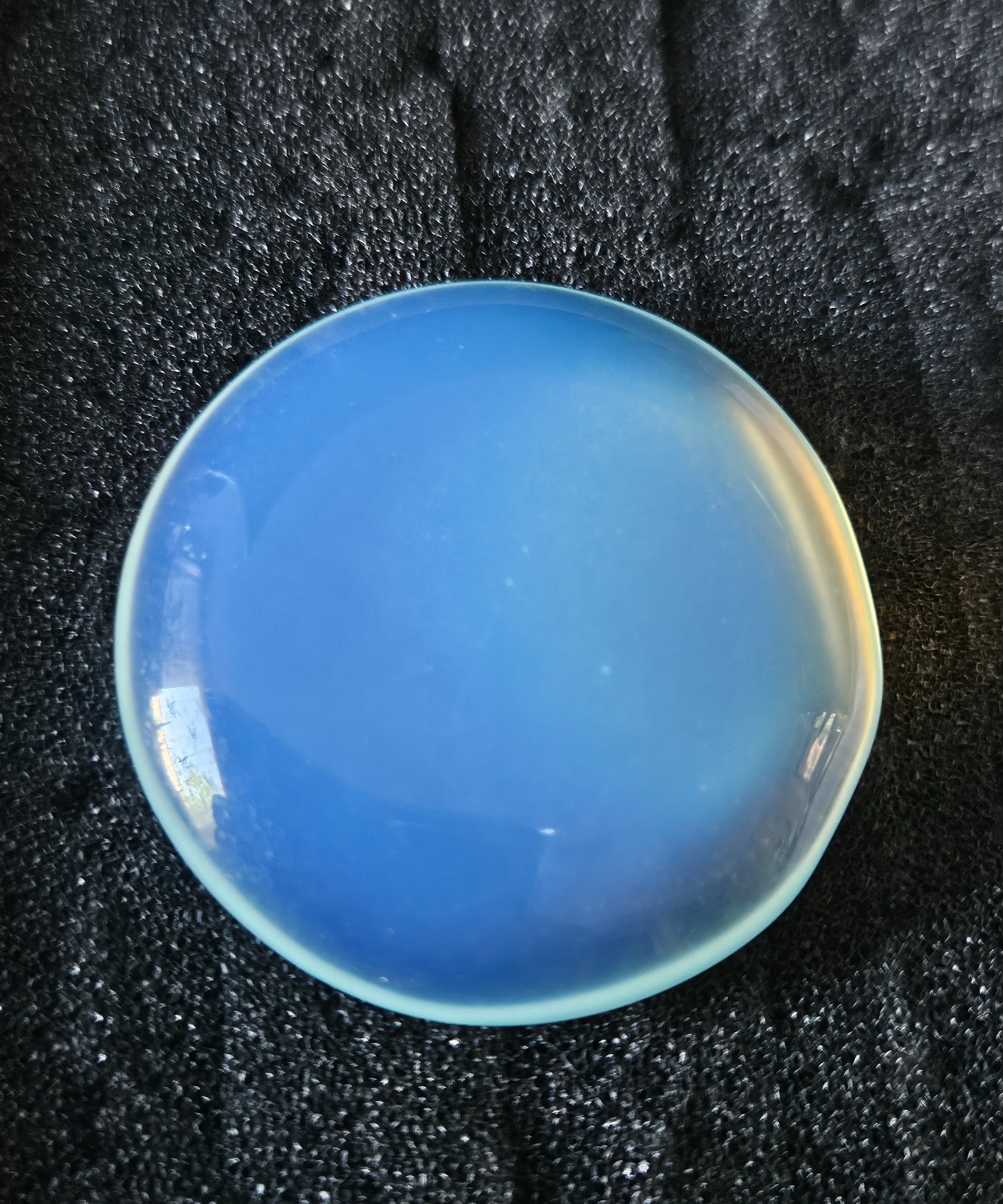 opalitovy plochy kamen hmatka okruhly mineral synteticky opalit kamen pokoja etericky lesk intuicia vnutorny klud zenska energia imperial-mineral