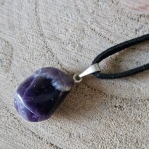 Imperial Amethyst Origin prírodný ametystový prívesok na dlhej čiernej koži pre očistu a sebavedomie