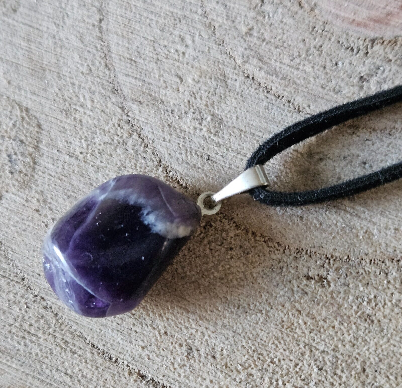 Imperial Amethyst Origin prírodný ametystový prívesok na dlhej čiernej koži pre očistu a sebavedomie