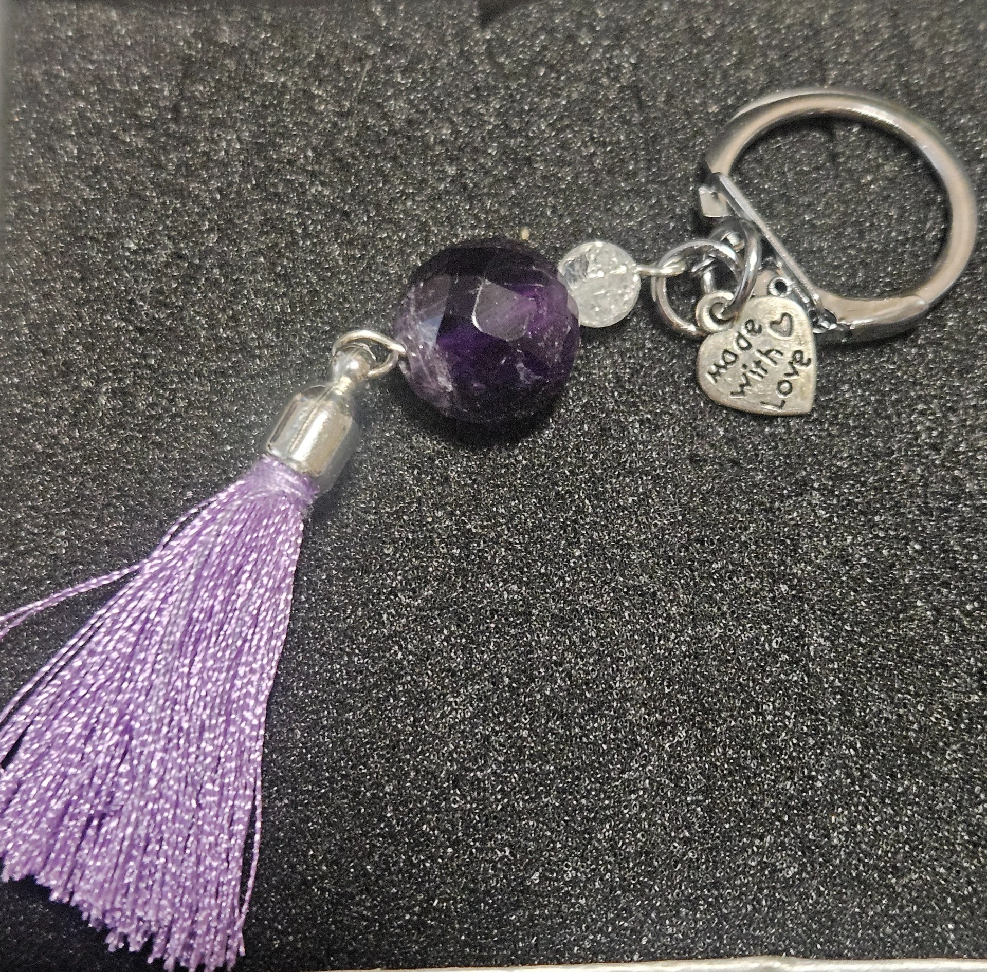 Imperial Amethyst Guardian kľúčenka s fasetovaným ametystom fialovým strapcom a srdiečkom Made with Love