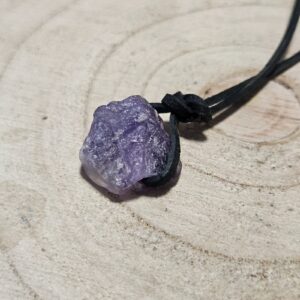 Imperial Amethyst Essence prívesok z tromlovaného ametystu na koži pre biznis úspech a očistu