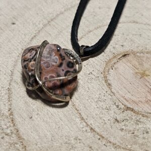 Imperial Leopard Jasper Totem Cage Necklace privesok leopardi jaspis v klietke cierny remienok nahrdelnik kamen rovnovahy