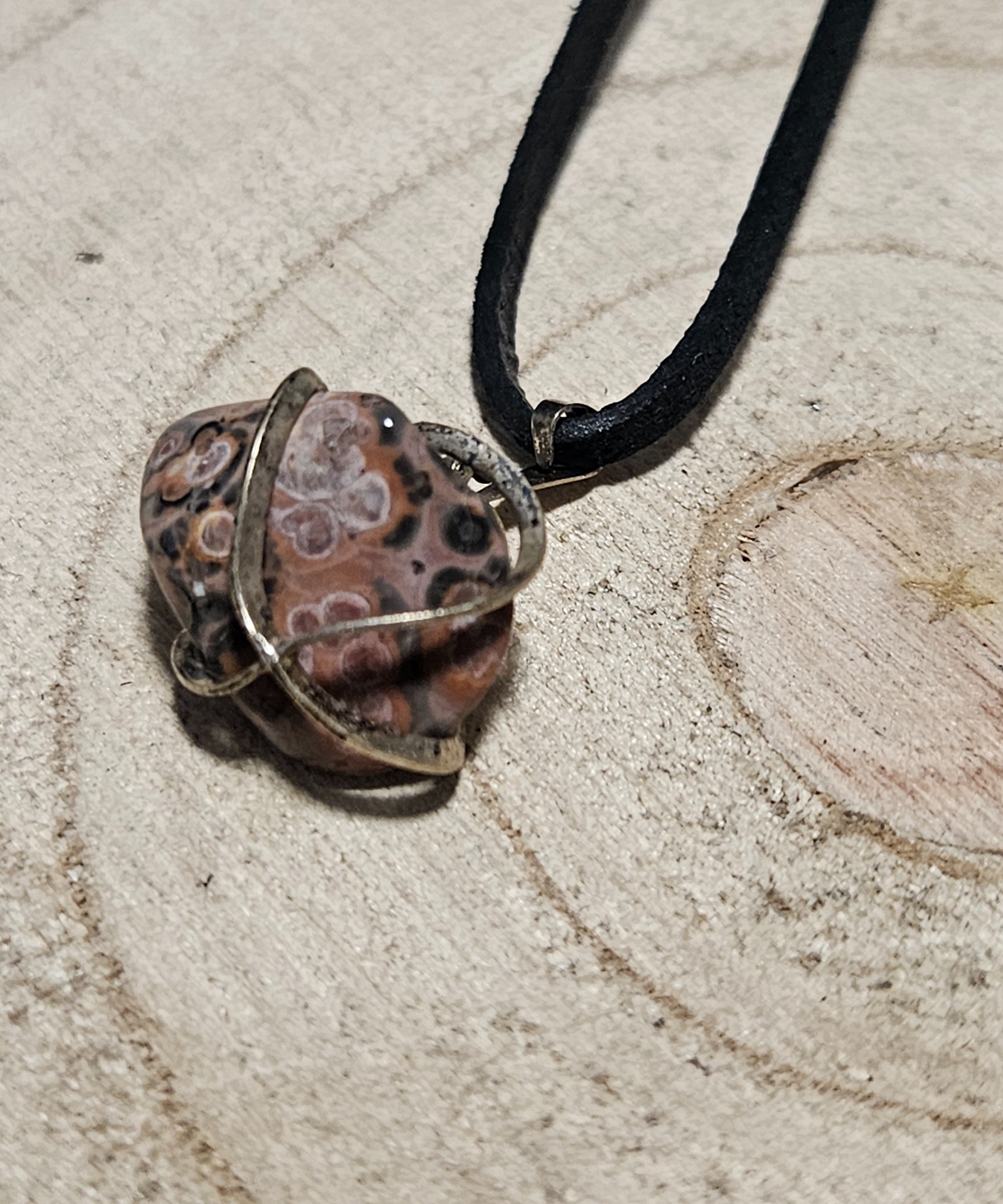 Imperial Leopard Jasper Totem Cage Necklace privesok leopardi jaspis v klietke cierny remienok nahrdelnik kamen rovnovahy